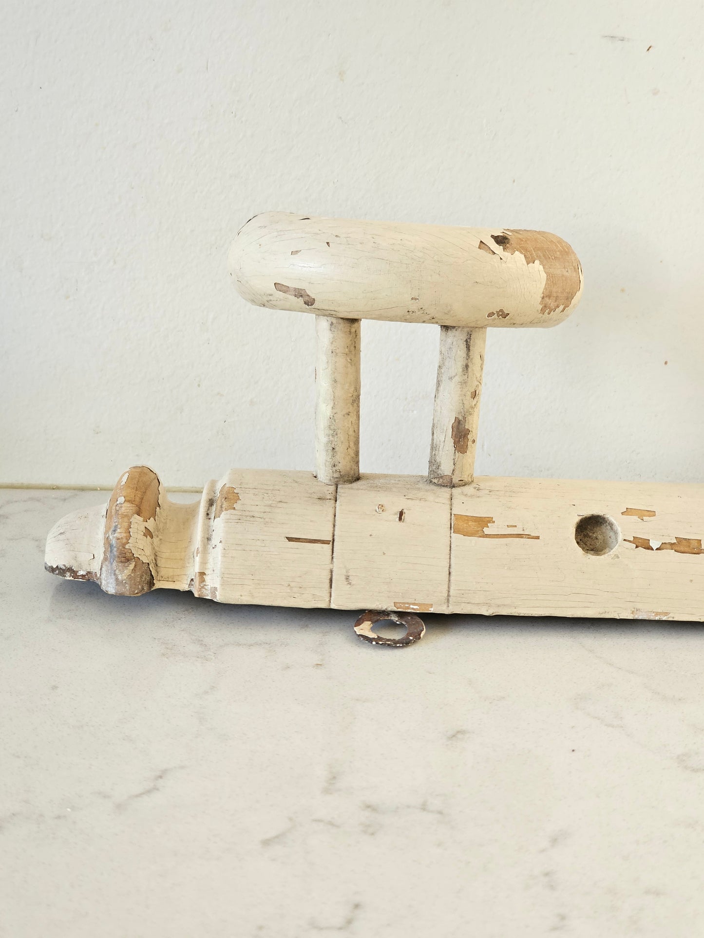 Kermanvalkoinen viehättävä vintagepuunaulakko