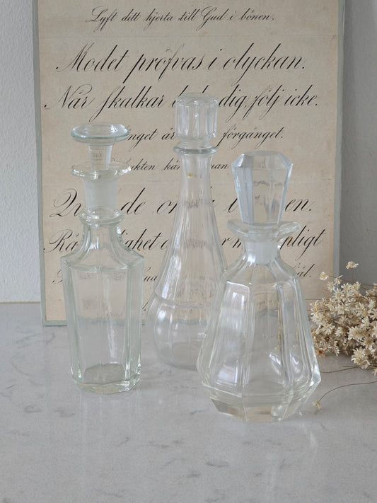 Setti vanhoja vintage lasipulloja