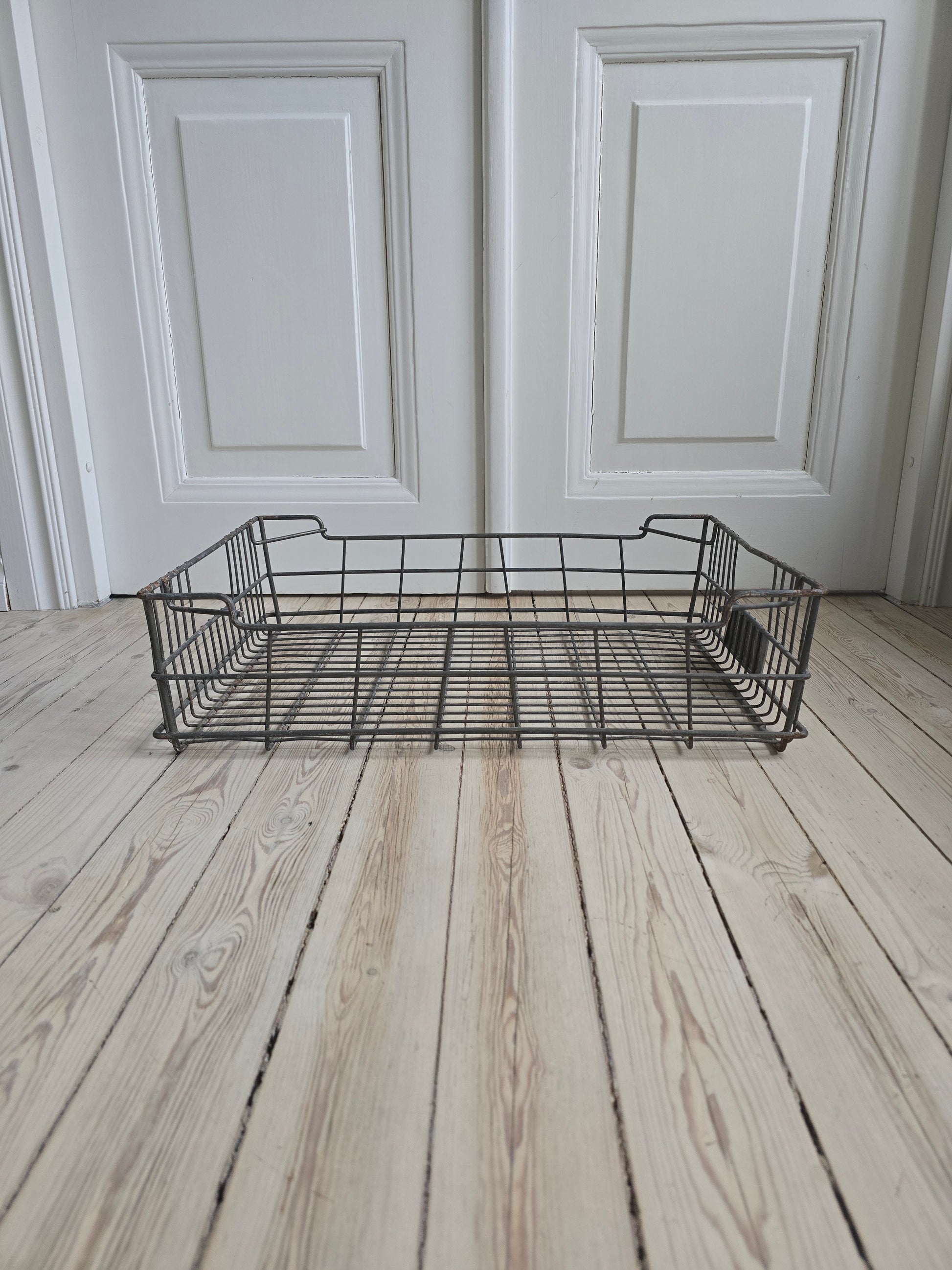 Vanha teollinen vintage metallikori sisustukseen