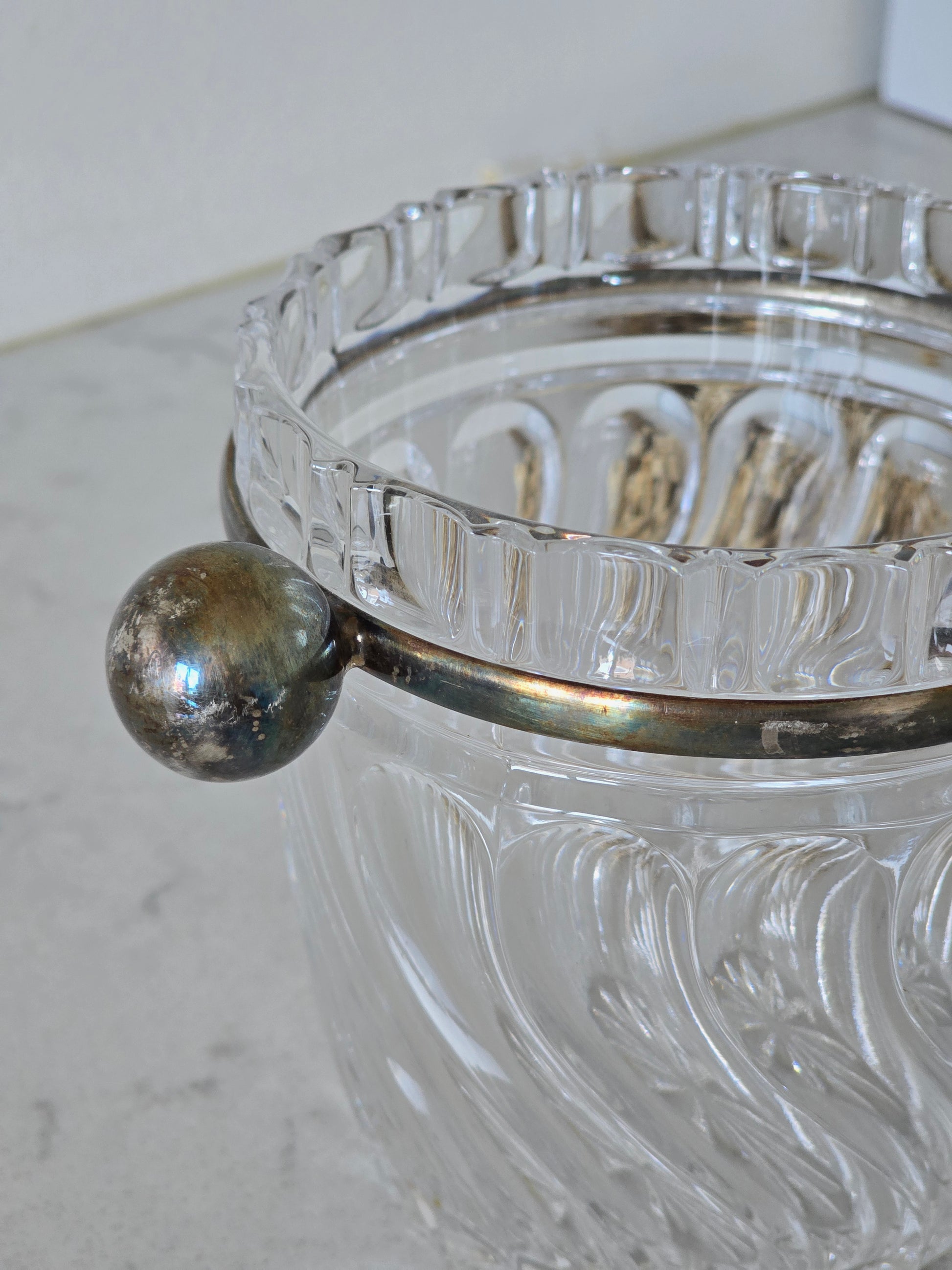 Vanha kristallinen vintage jääpala-astia