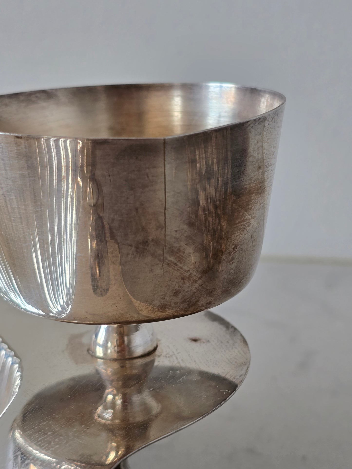 Iso simpukka-astia kulholla