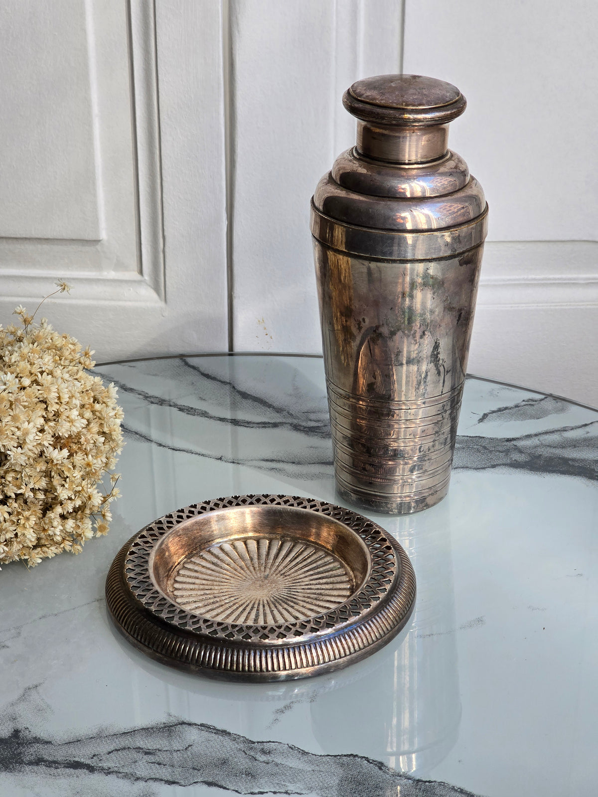 Shaker ja viinipullon alunen