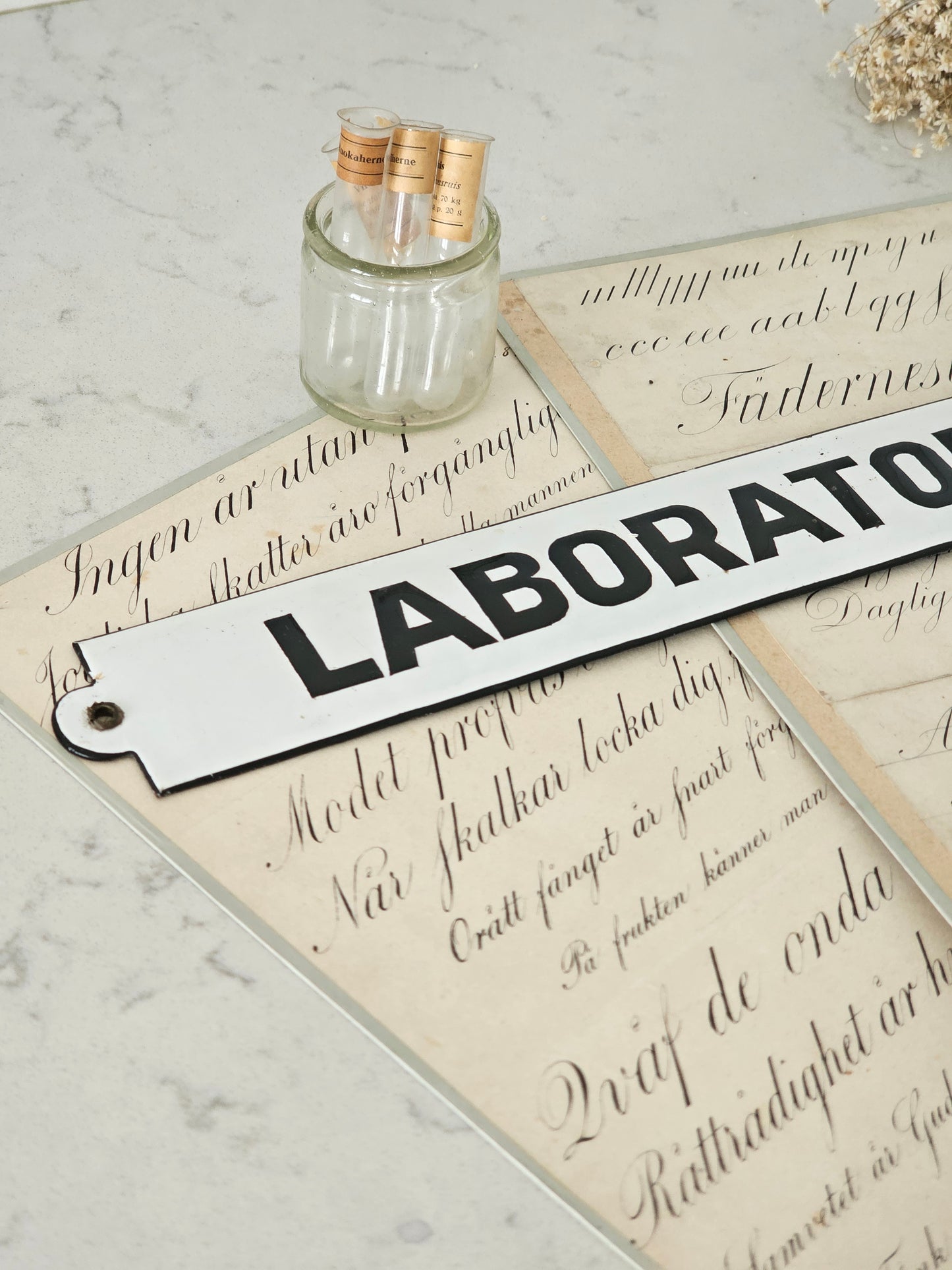 Vanha Laboratorio-emalikyltti