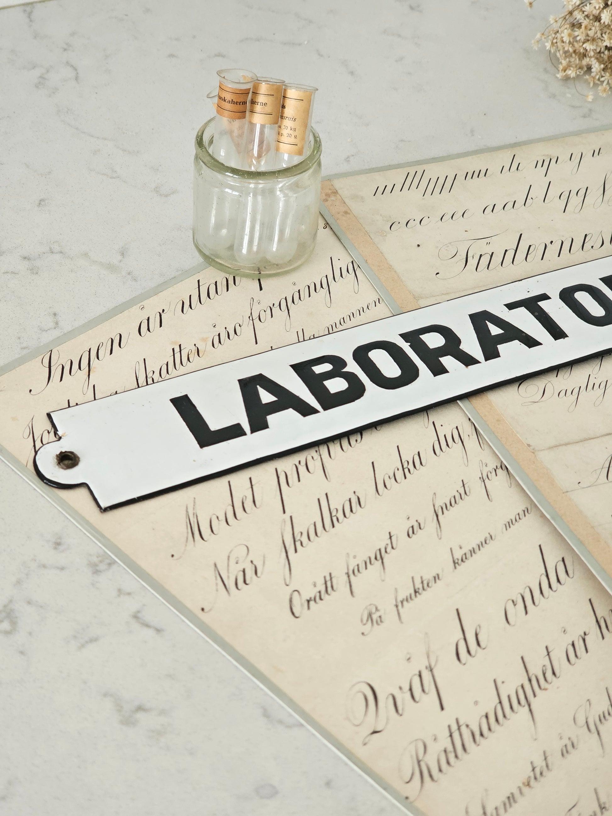 Vanha Laboratorio-emalikyltti