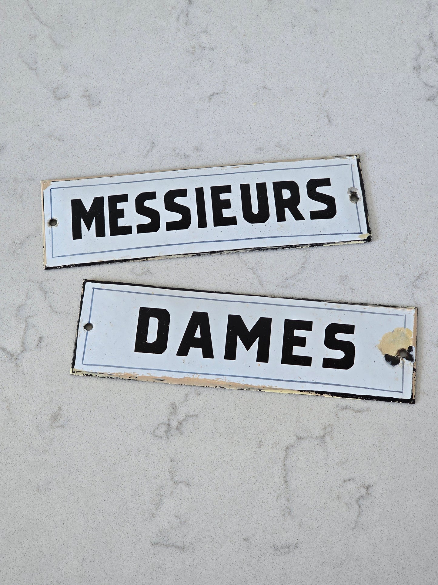 Vanha emalikyltti Messieurs ja Dames 