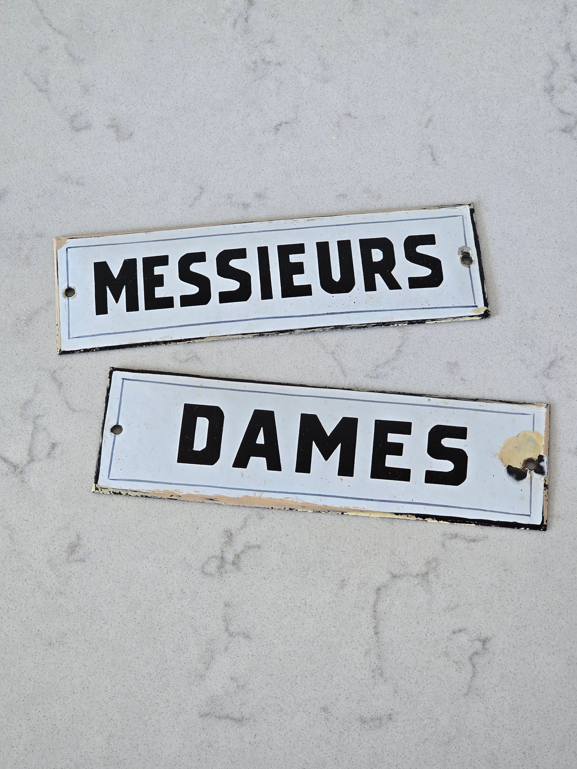 Vanha emalikyltti Messieurs ja Dames 