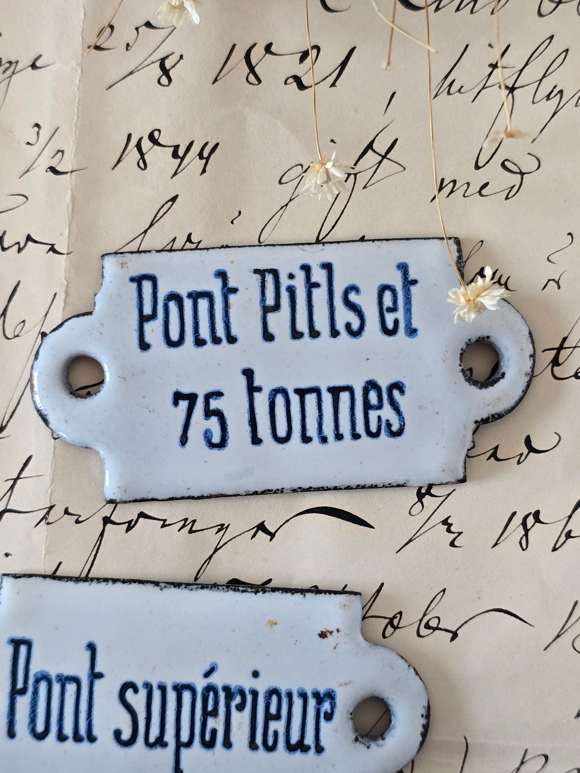 vanhoja ranskankielisiä emalikylttejä