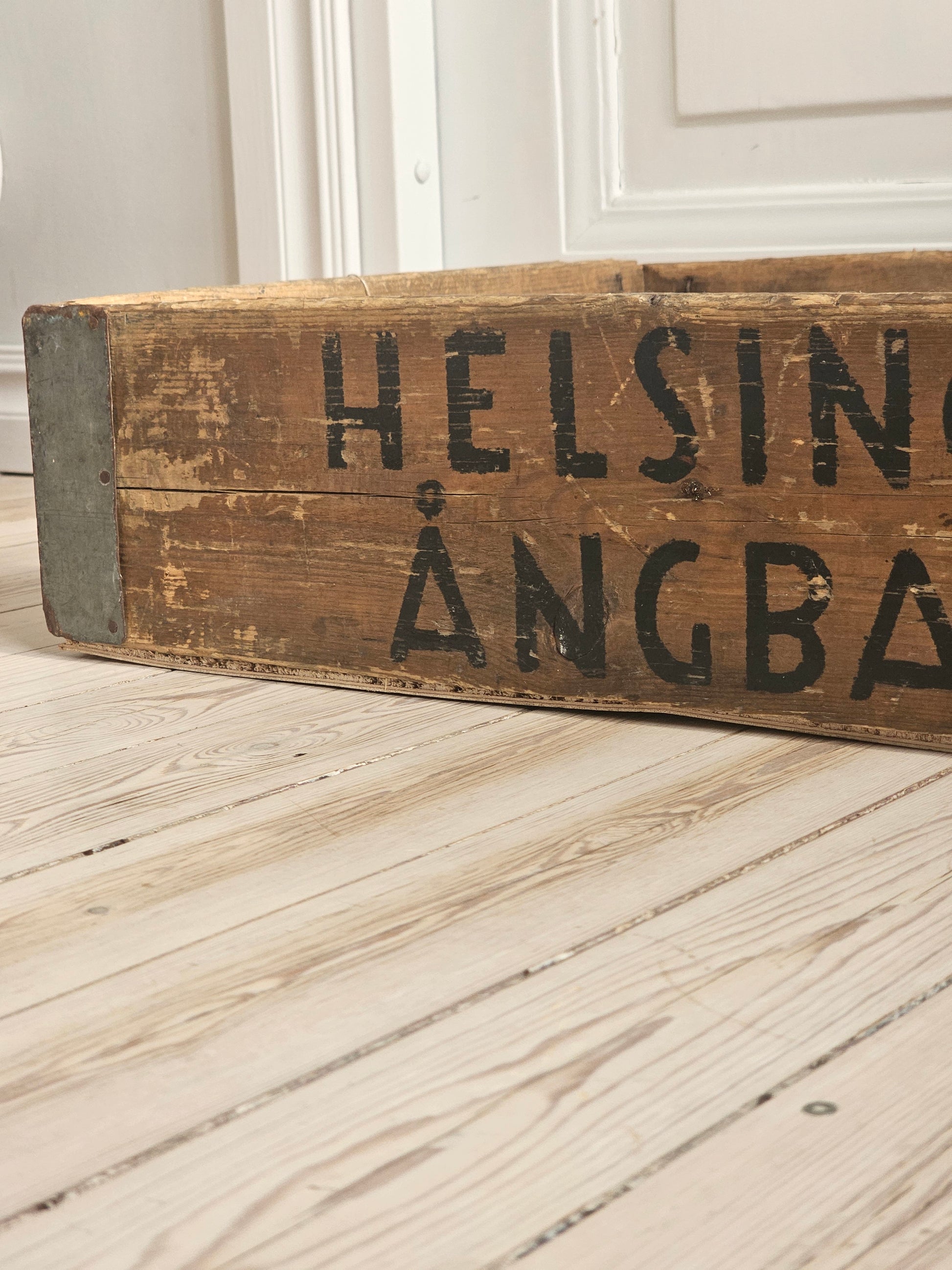 Vanha puulaatikko Helsingin höyryleipomo