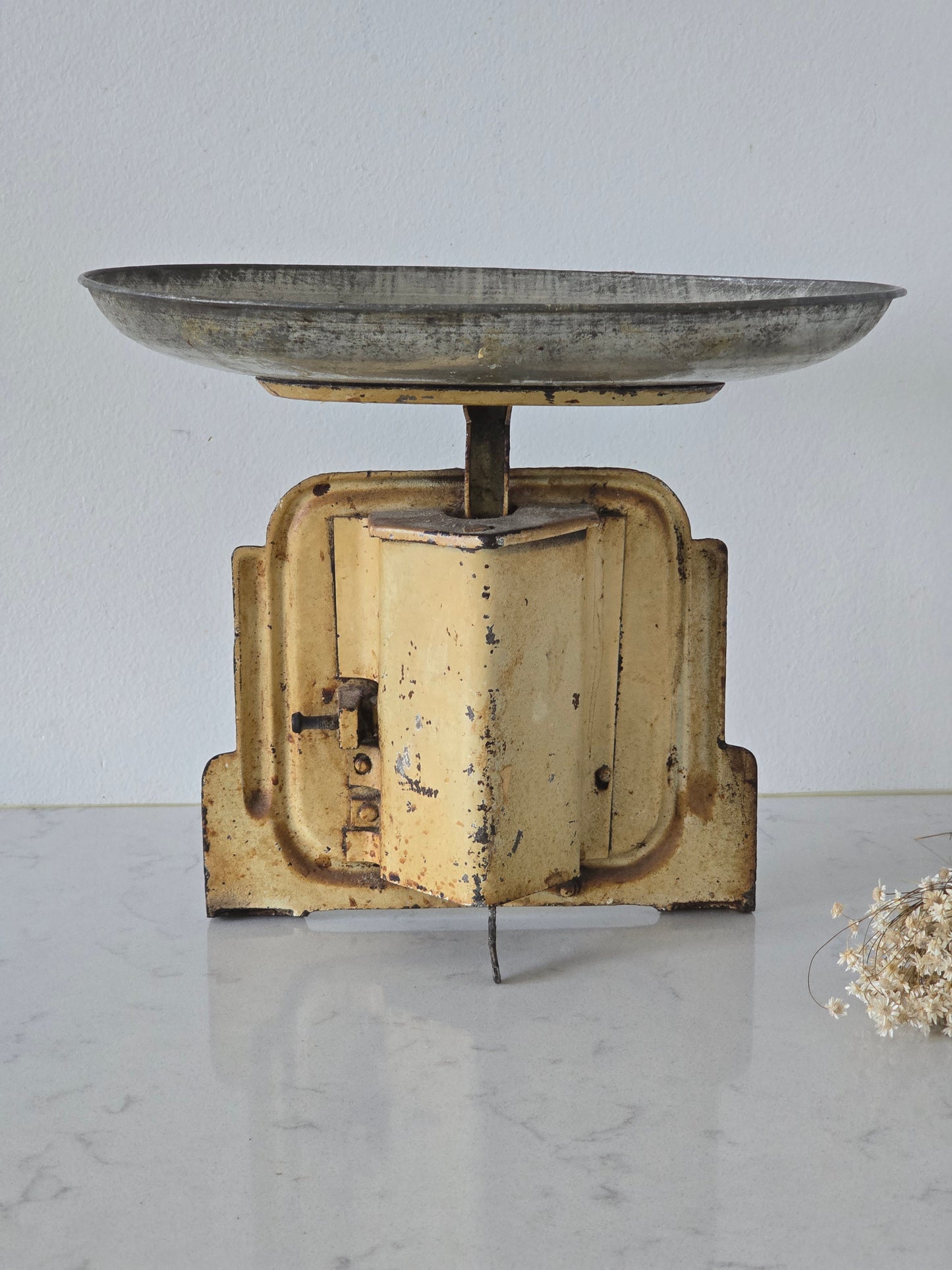 Vanha kermansävyinen antiikkinen keittiövaaka