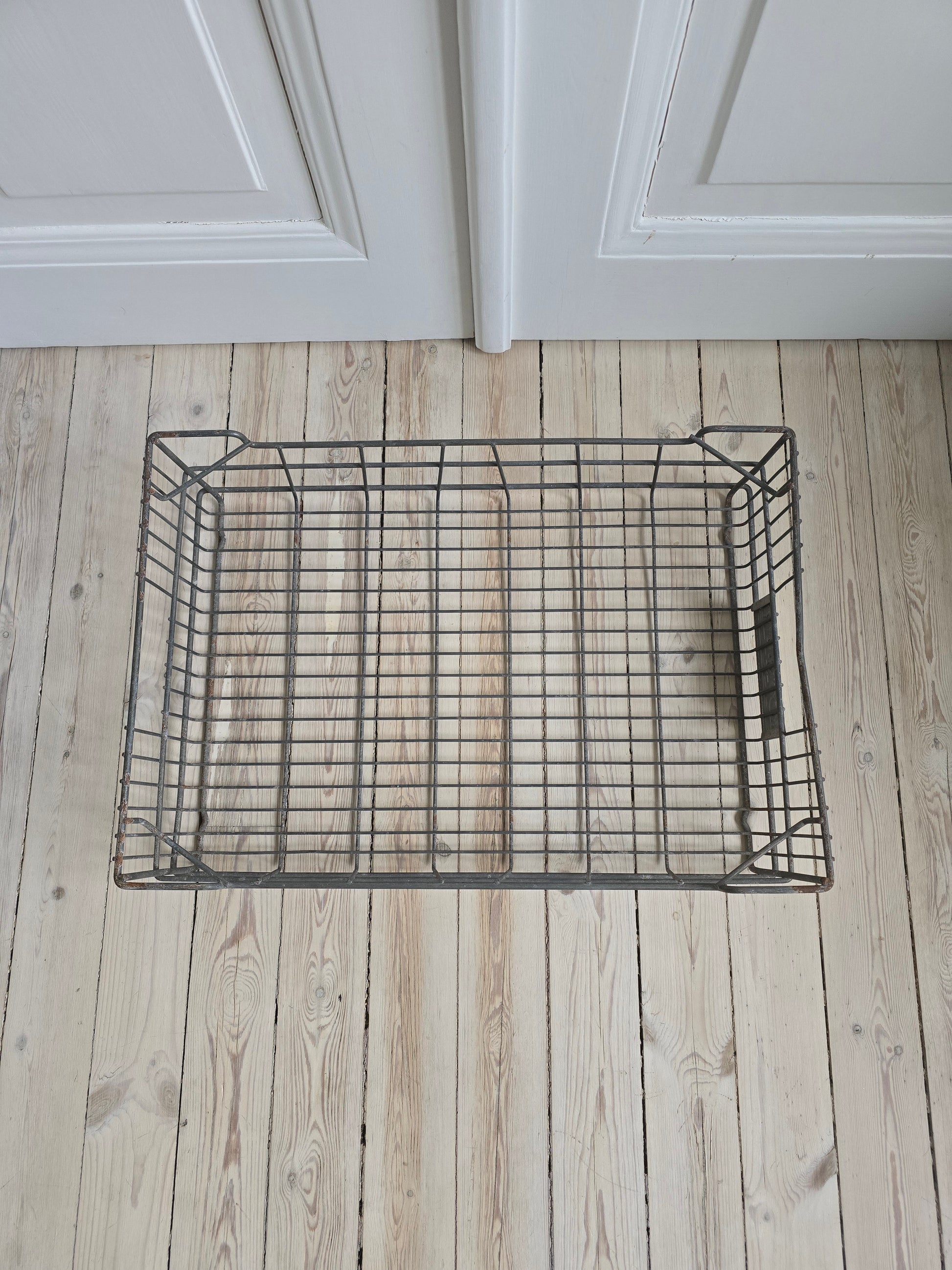 Vanha teollinen vintage metallikori sisustukseen