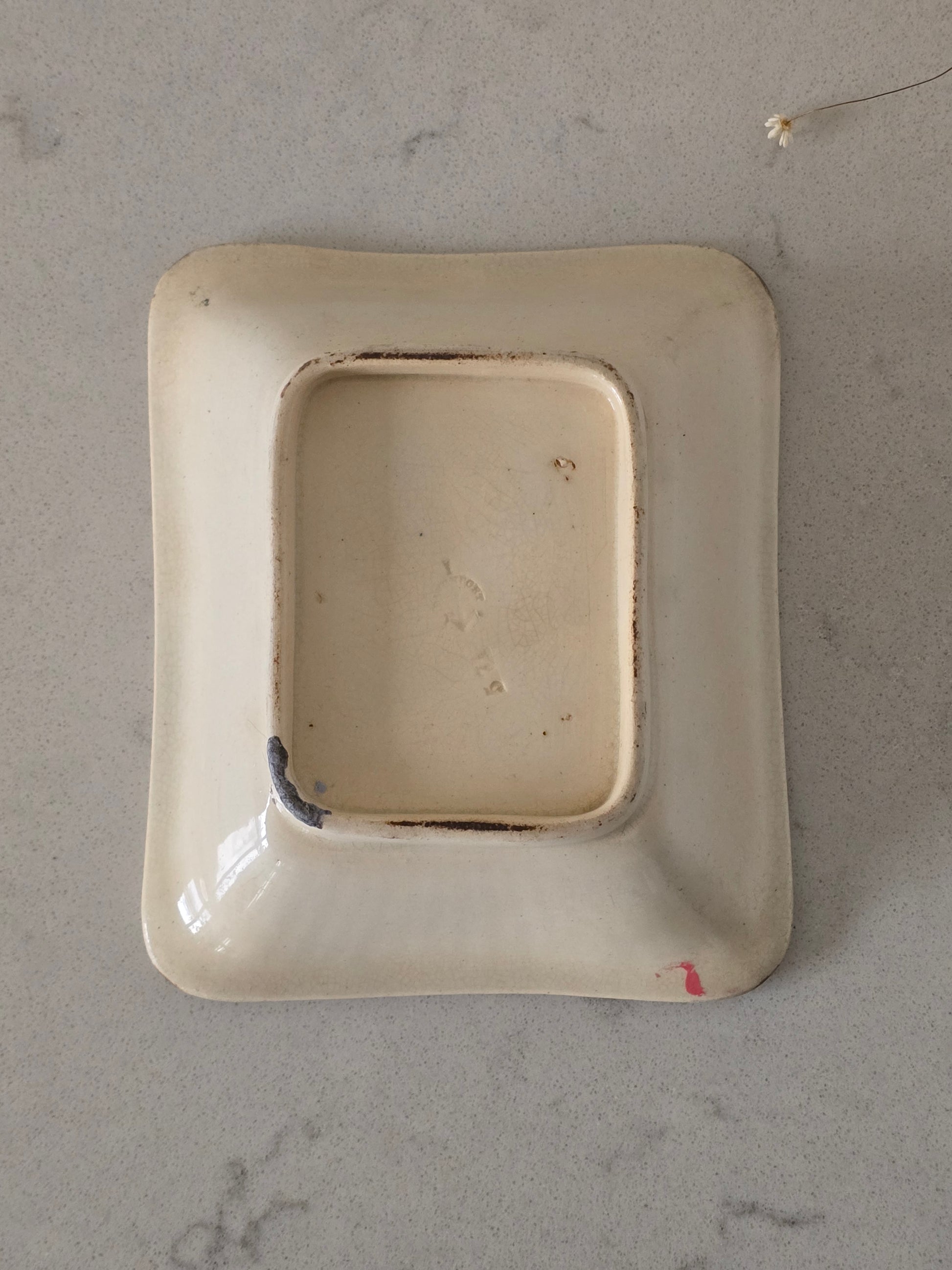 Kermanvalkoinen keraaminen vintage astia