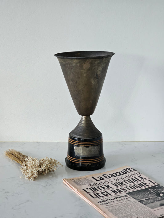 Upeasti patinoinut vanha lentopallopokaali