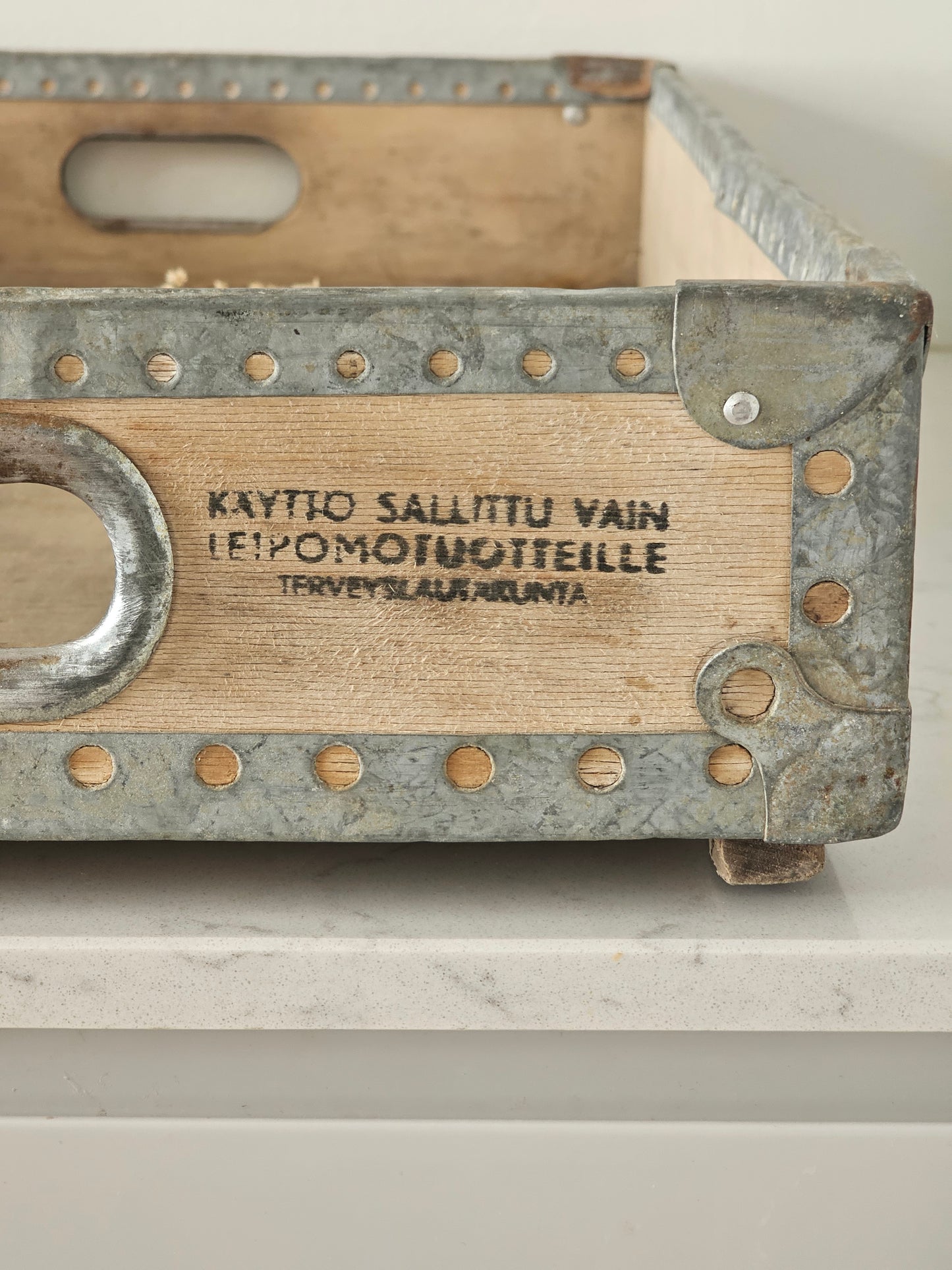 Varpaisjärven Leipomo Oy puulaatikko
