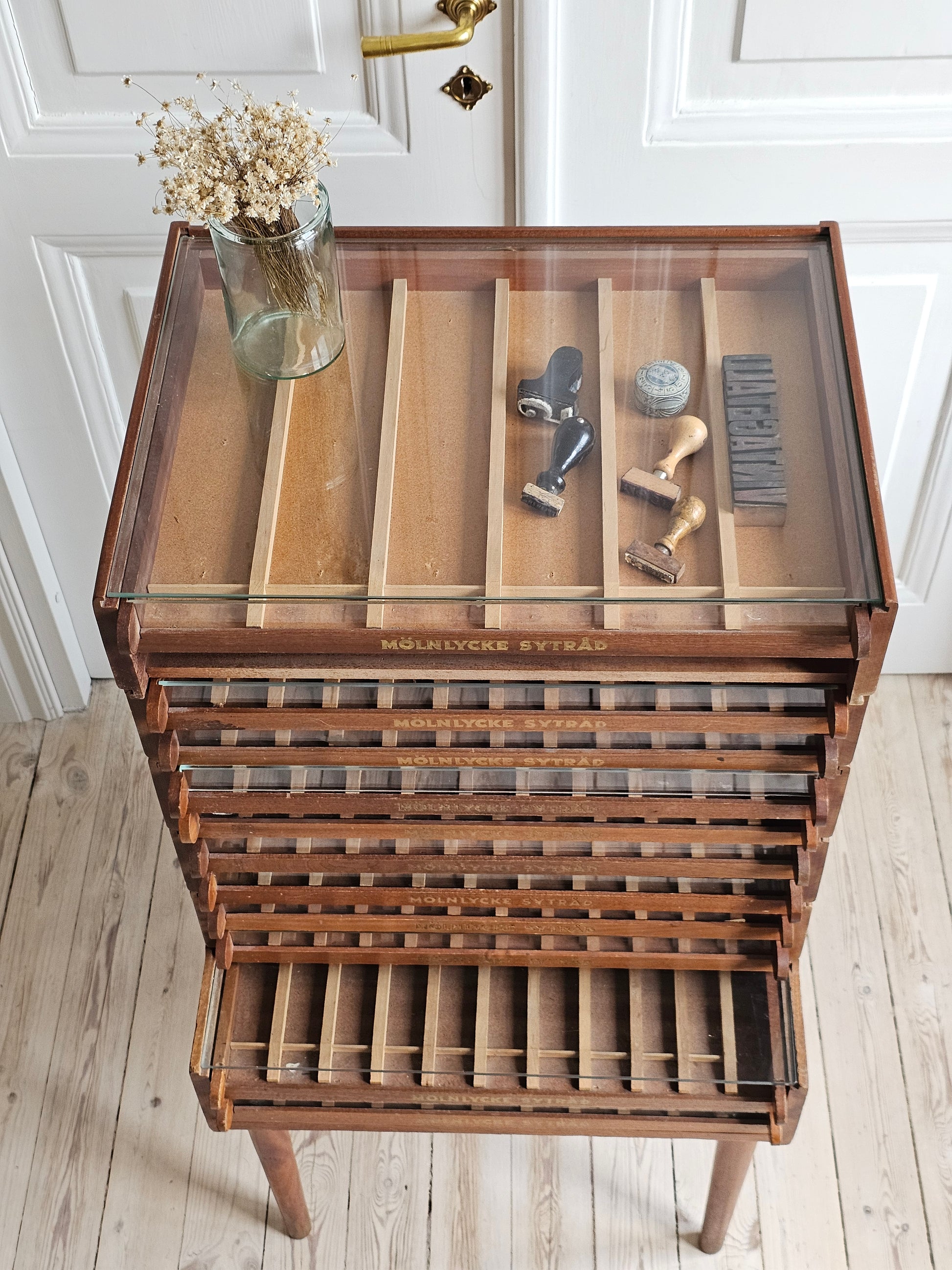 Vanha vintage huonekalu lankarullahylly Mölnlycke Sytråd, 1950-1960-luku