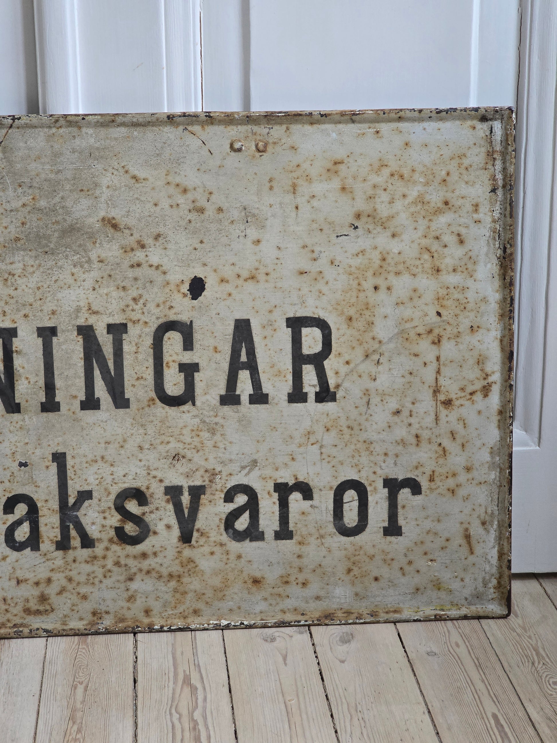 Kaksipuolinen vintage Tidningar Tobaksvaror -metallikyltti