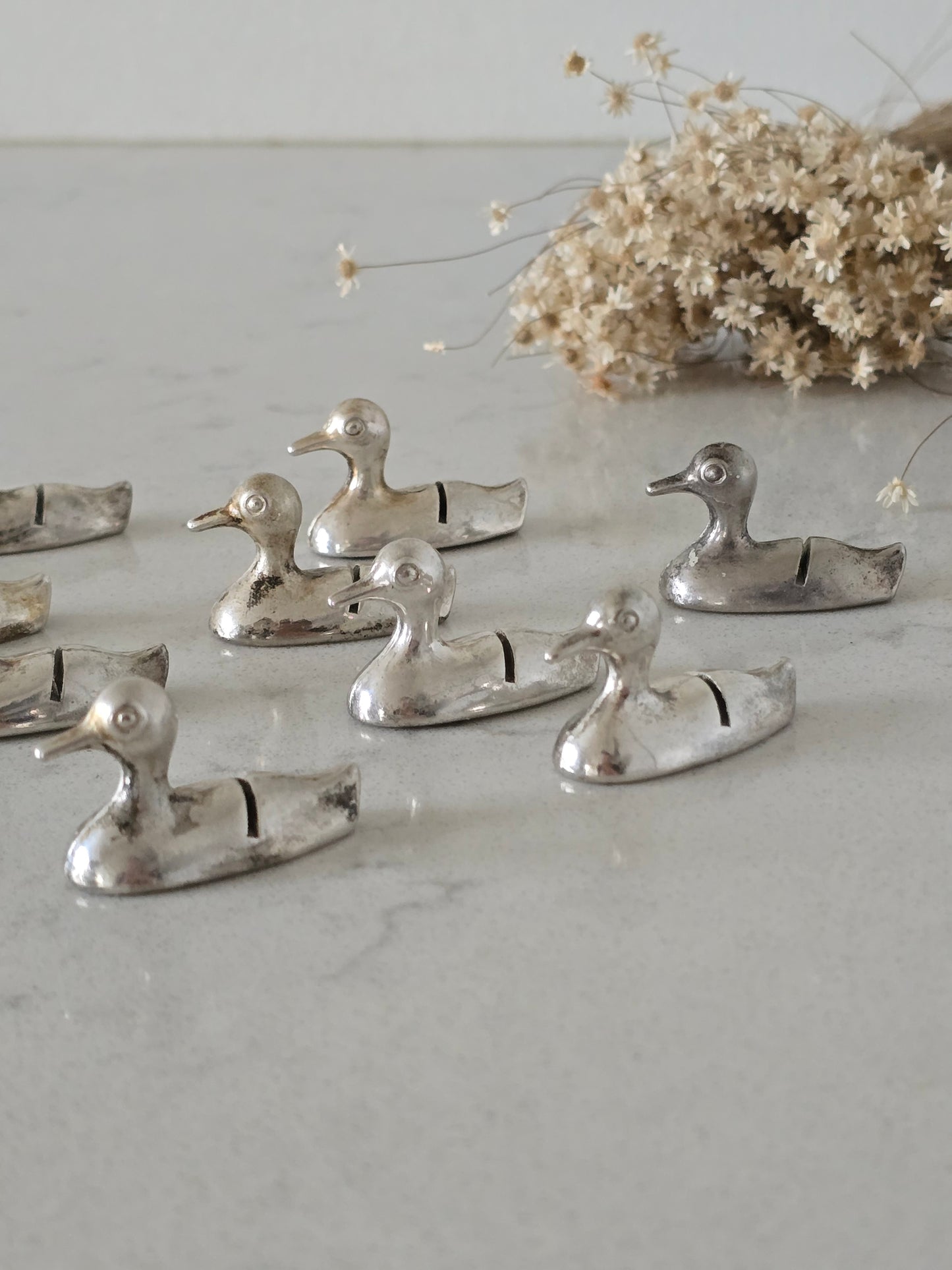 Vintage ankka-korttipidikkeet sopivat pöytään nimikyltille tai tarjoiluastioiden viereen.