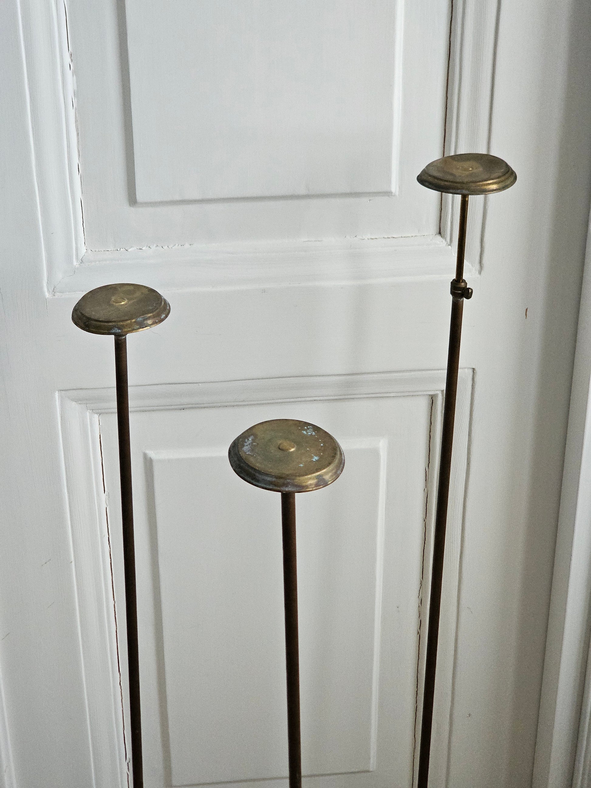 Vanhat messinkiset vintage hattutelineet