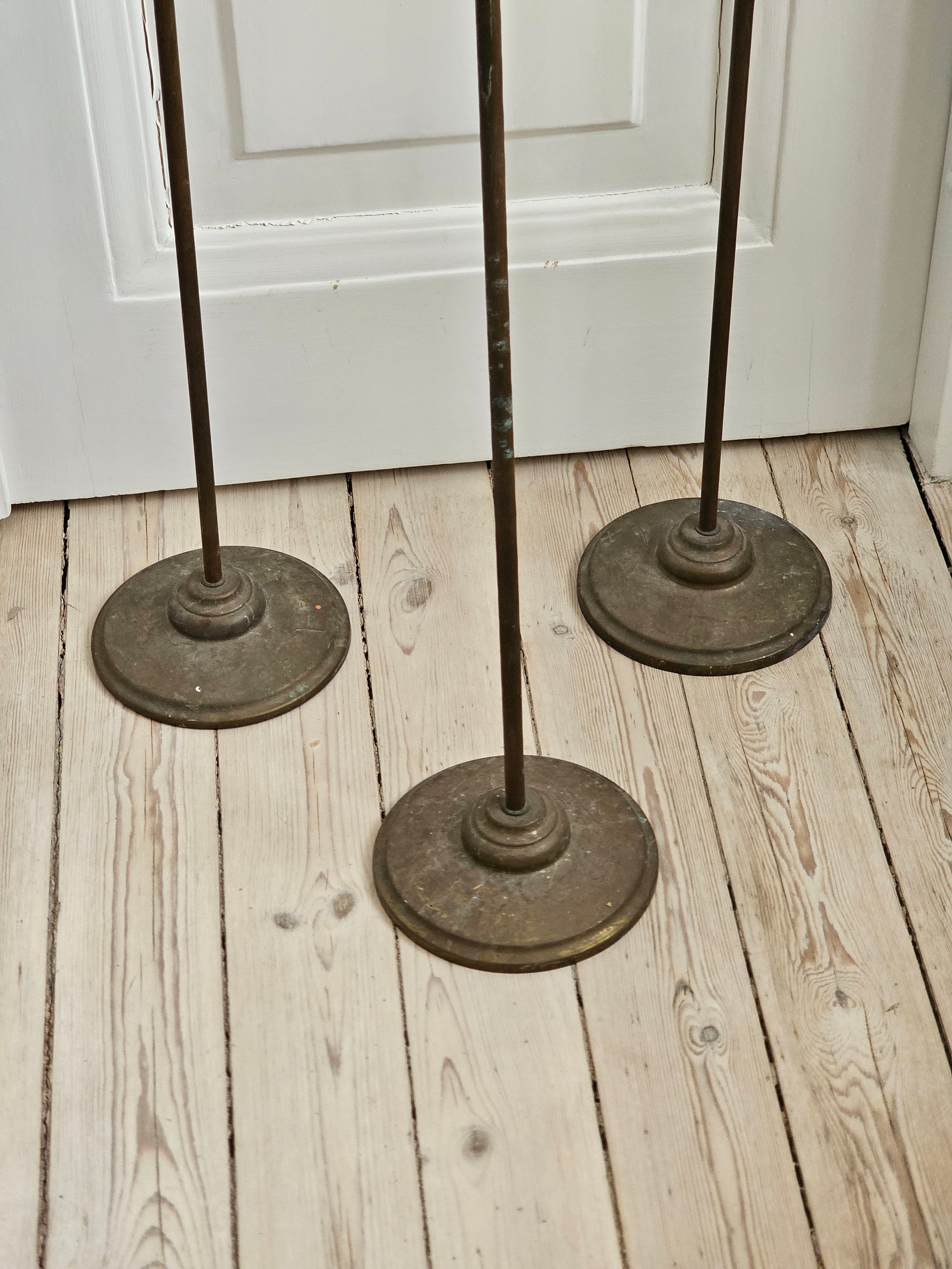 Vanhat messinkiset vintage hattutelineet