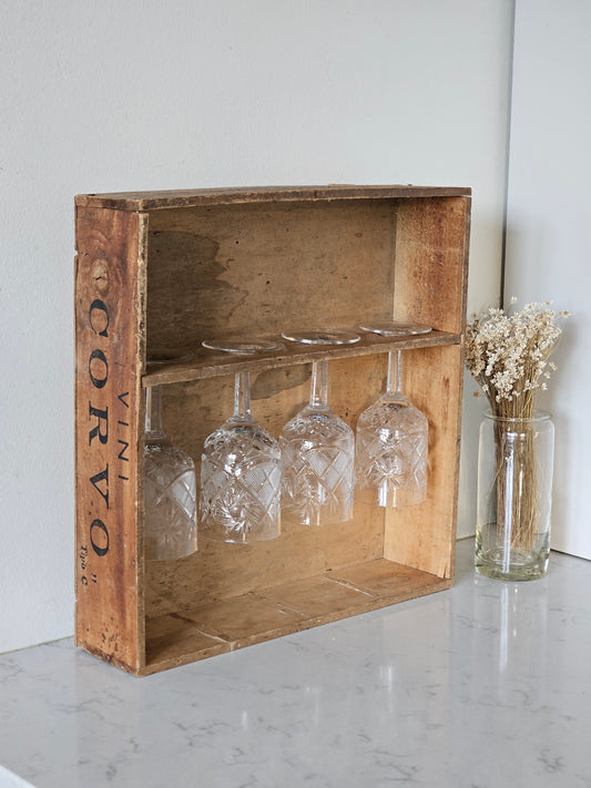 vanha italialainen viinilaatikkohylly