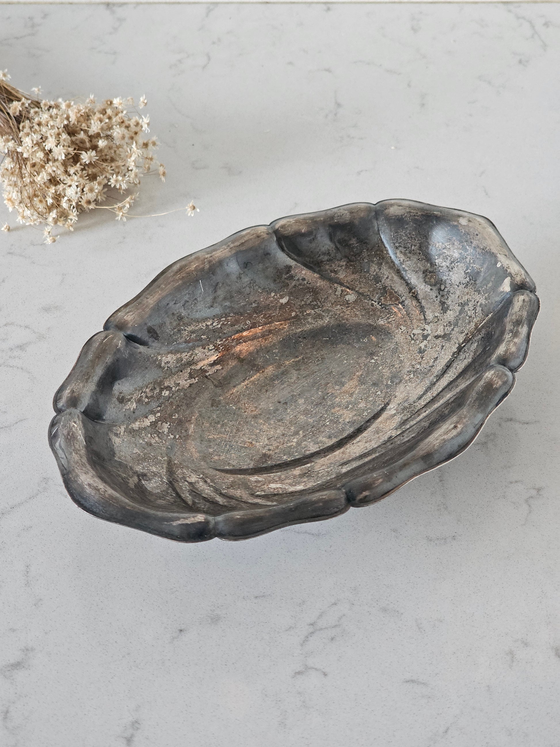 Vanha jalallinen tarjoiluastia