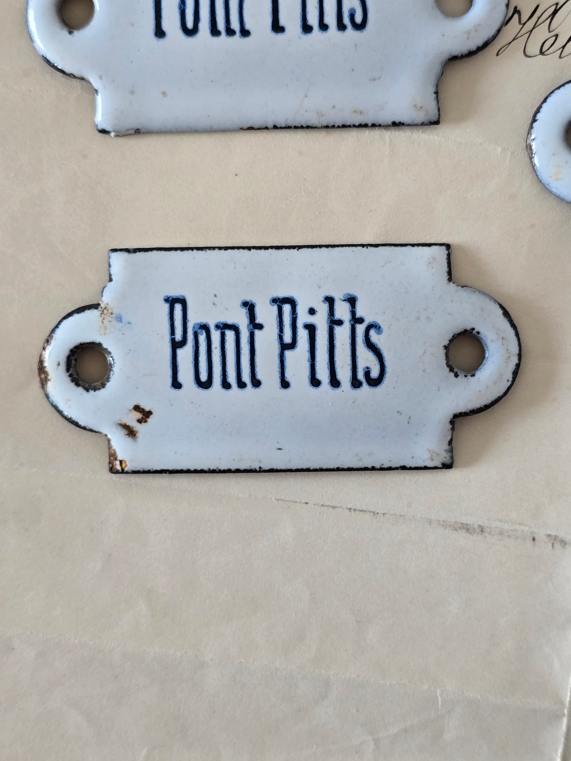 vanhoja ranskankielisiä emalikylttejä