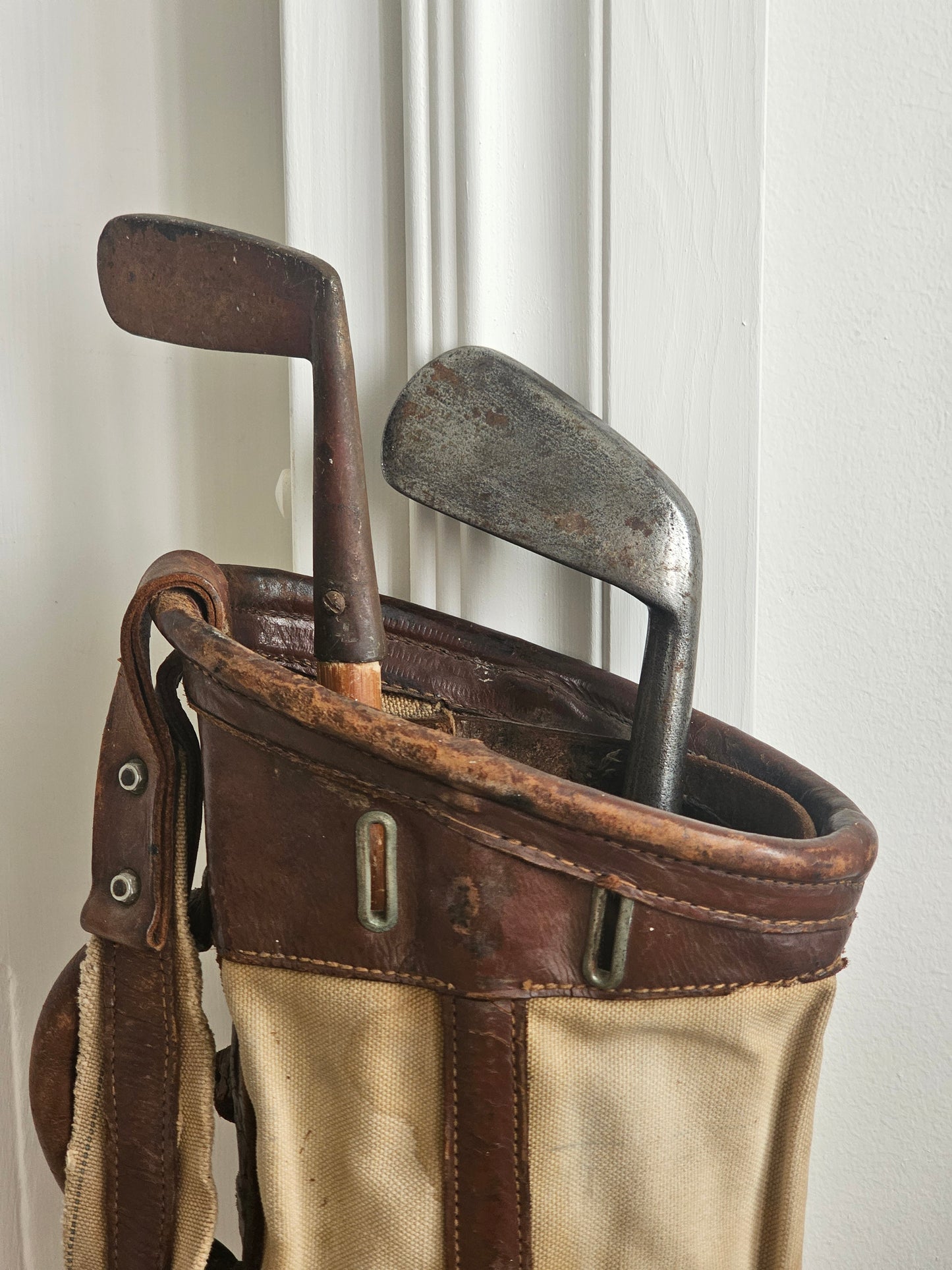 Golfbägi ja 2 mailaa