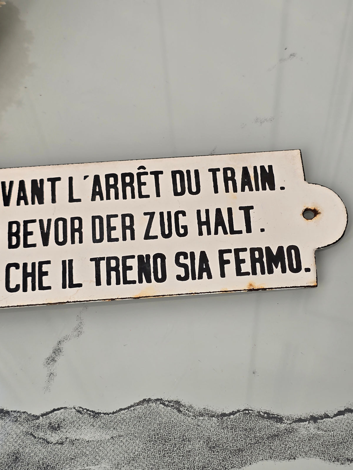 Vanha emalikyltti junasta