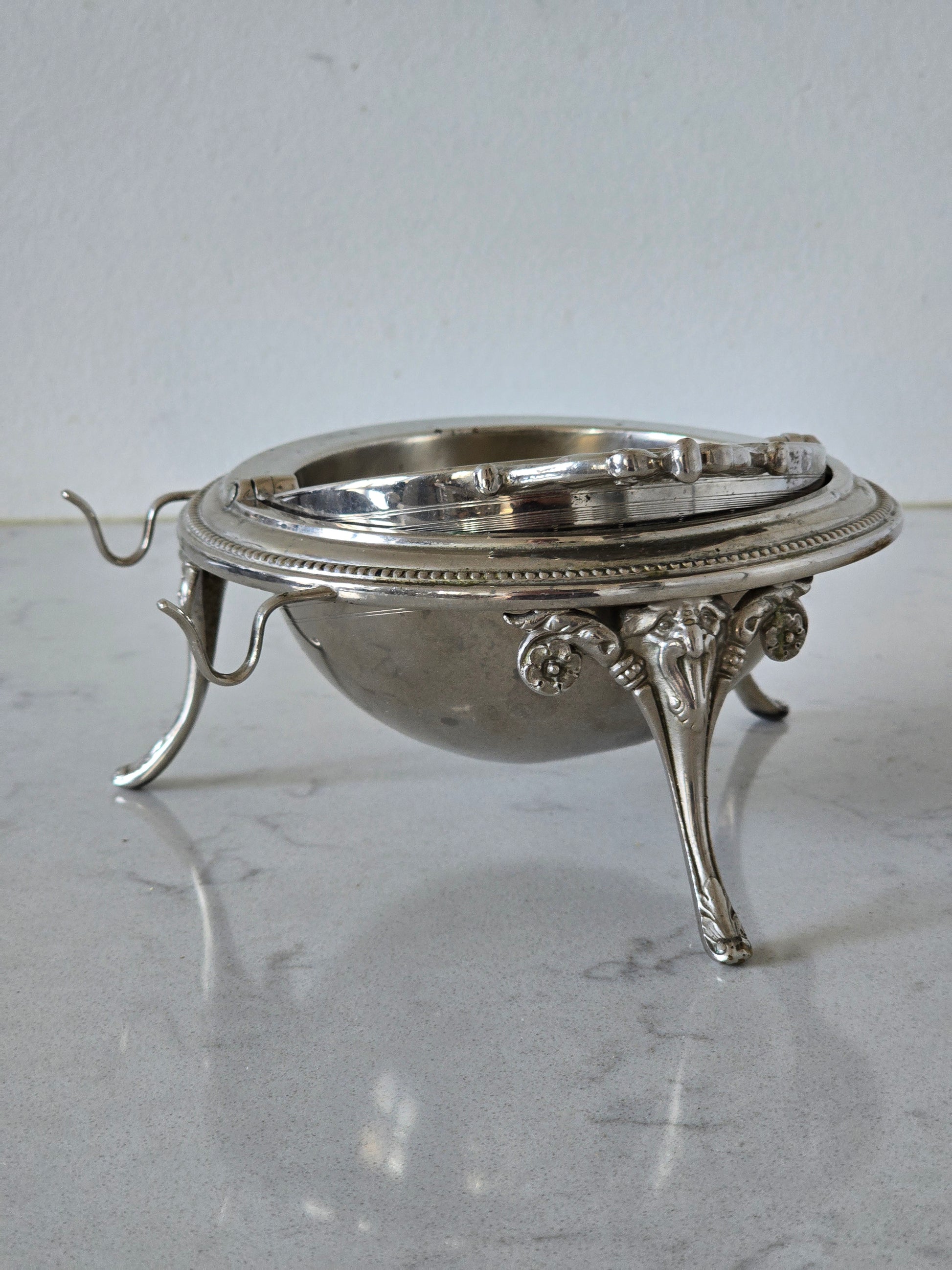 Vanha vintage koruastia