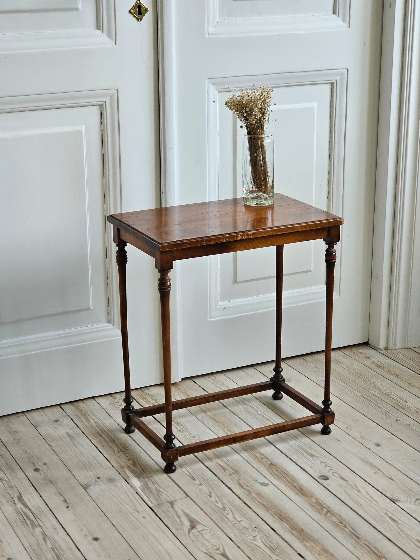 Pieni vintage sivupöytä