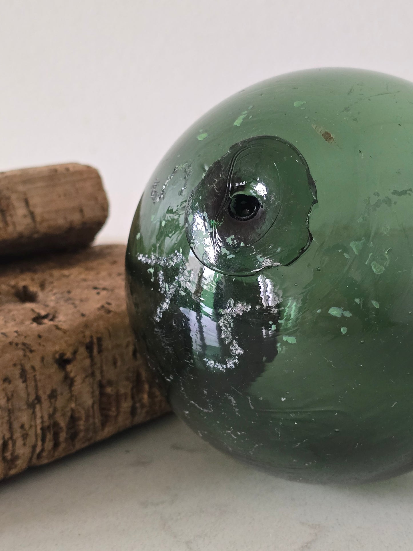 vintage kalastussetti, vihreä lasikoho ja korkki-verkonmerkit