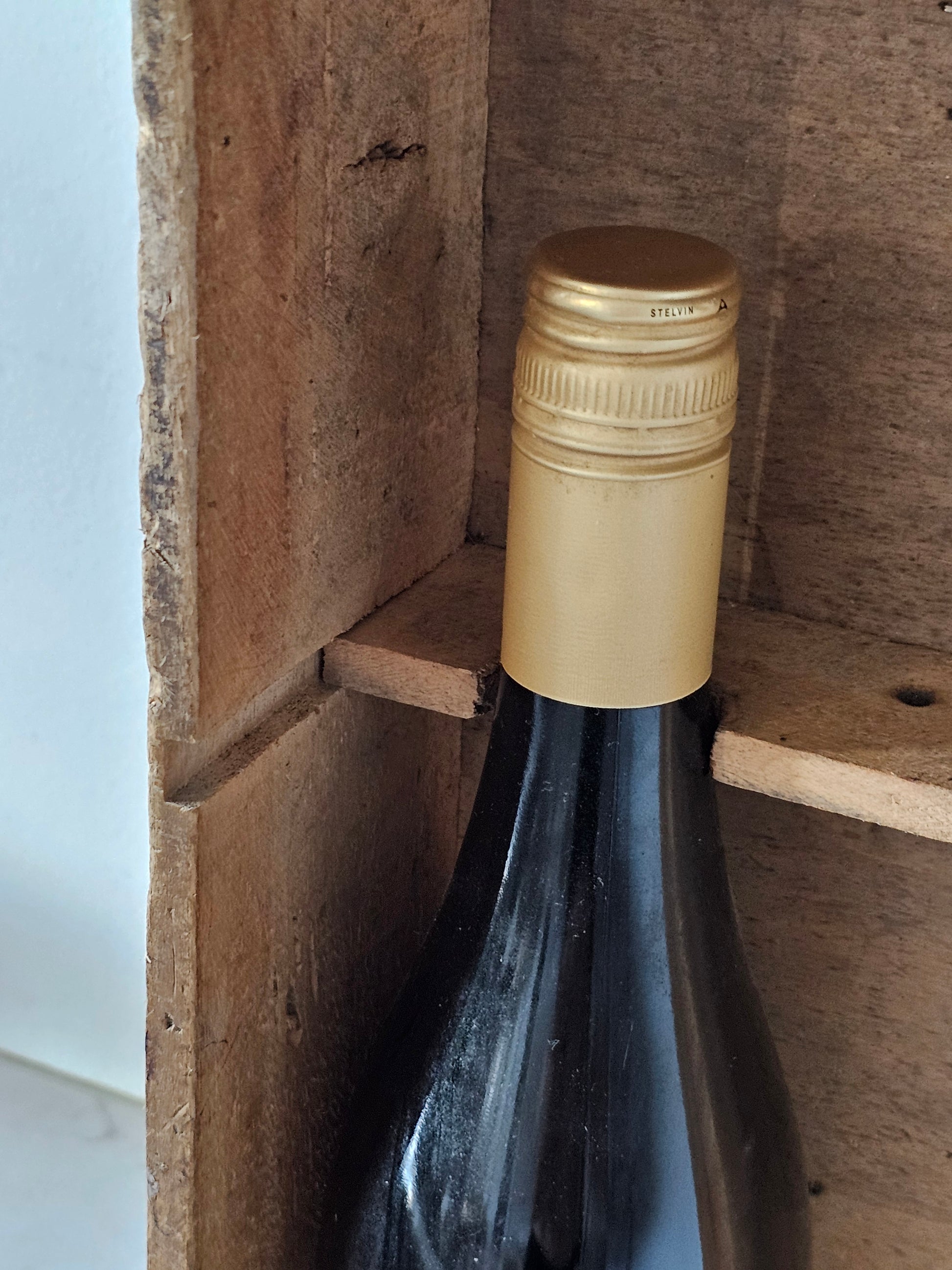 italialainen vintage viinilaatikkohylly