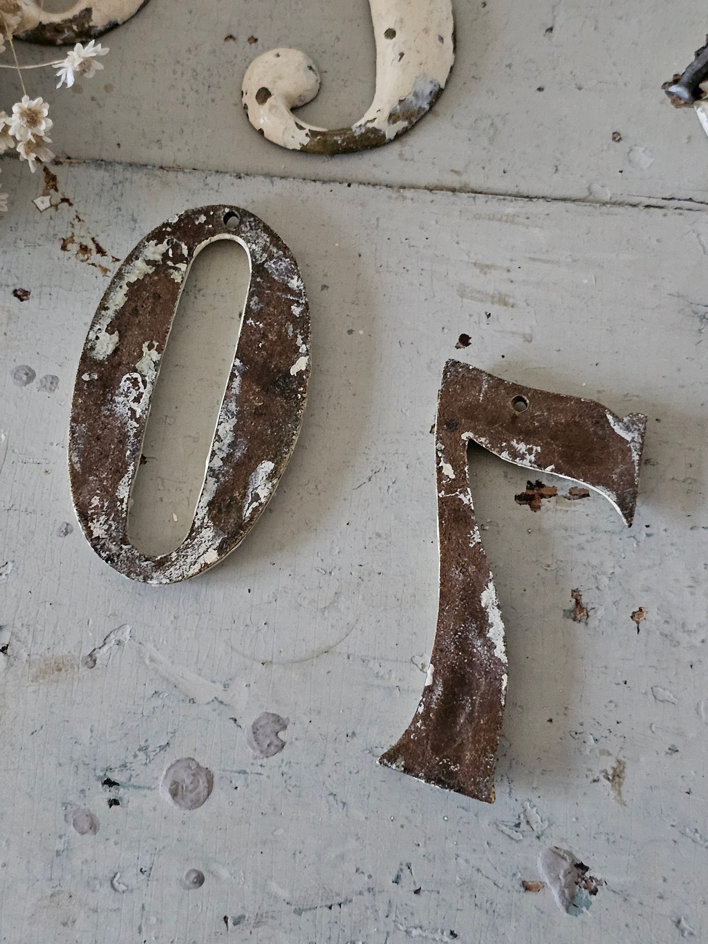 Valurautaiset kirkon numerot