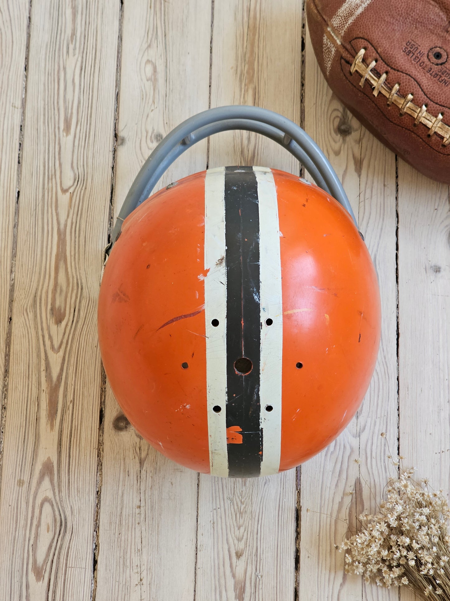 NFL kypärä, pallo ja mainos