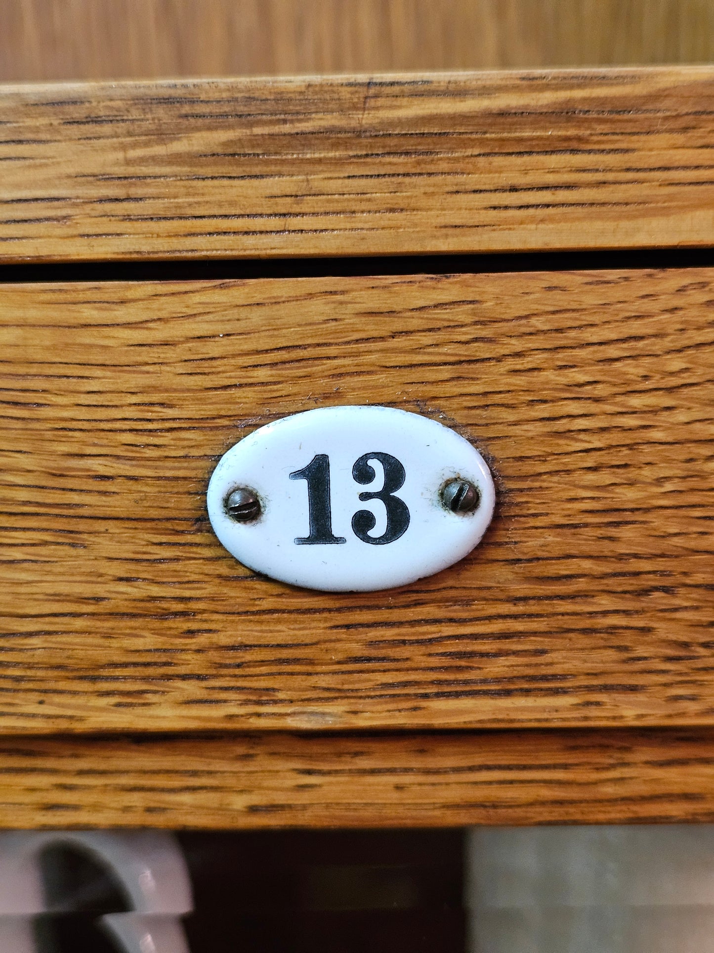 Vanha antiikkinen apteekkarin kaappi