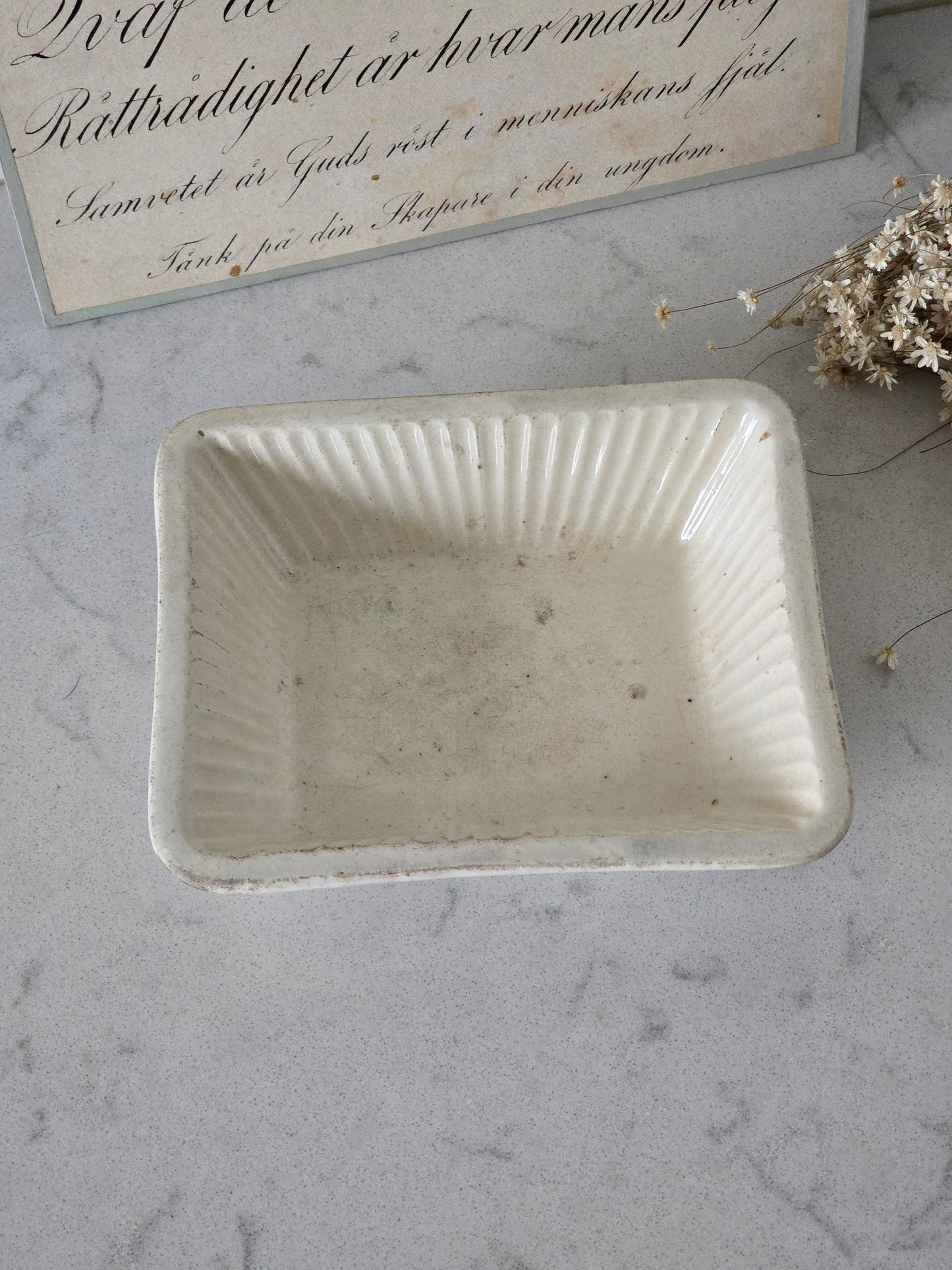 Vanha kermanvalkoinen keraaminen astia