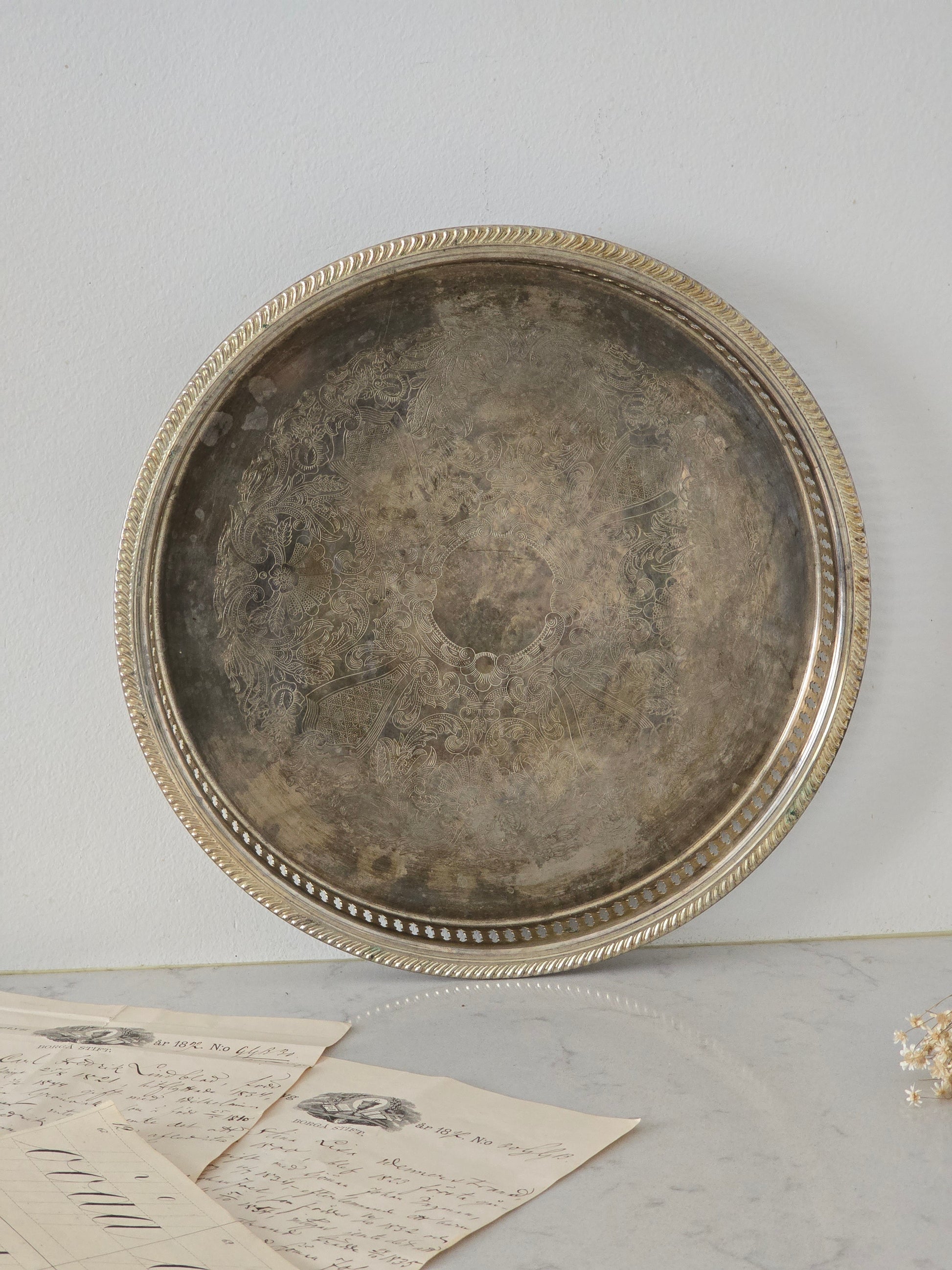 Vanha vintage tarjotin