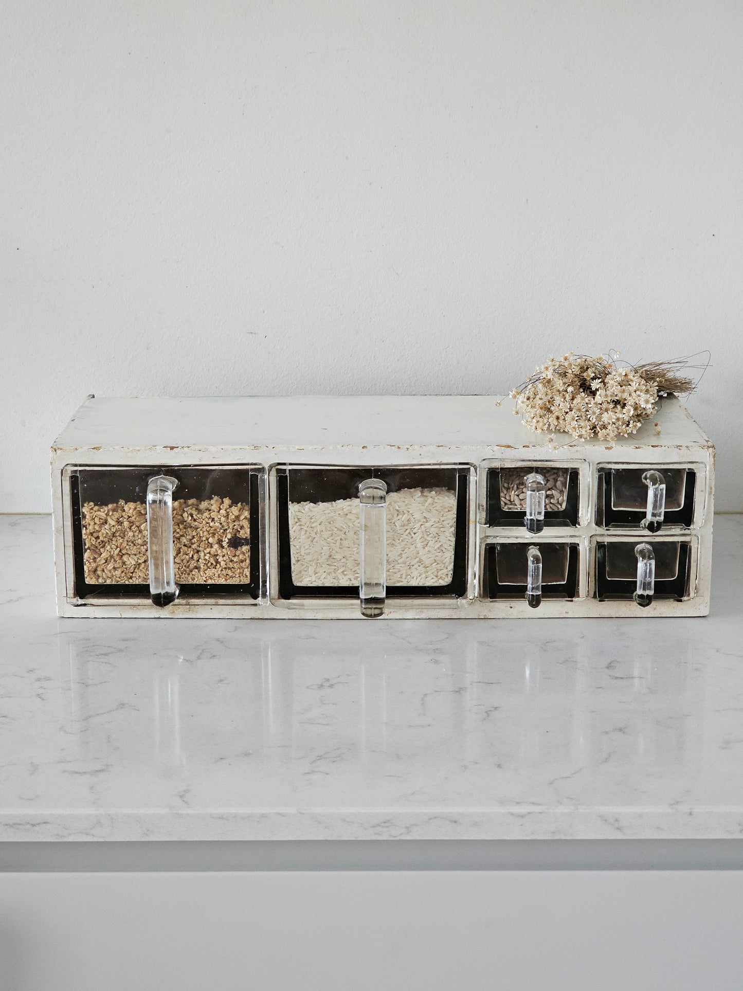 Keittiön lasilaatikosto, 1950-luku