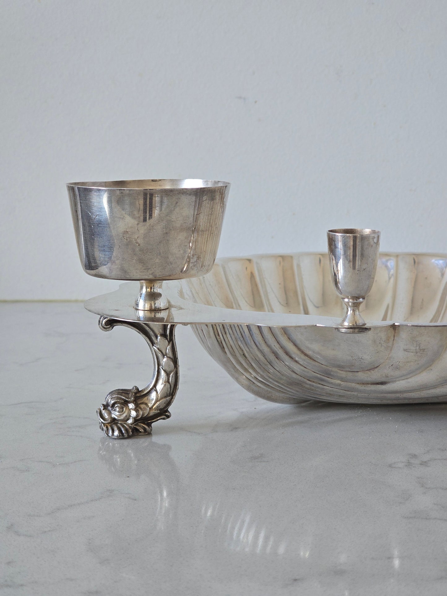 Iso simpukka-astia kulholla