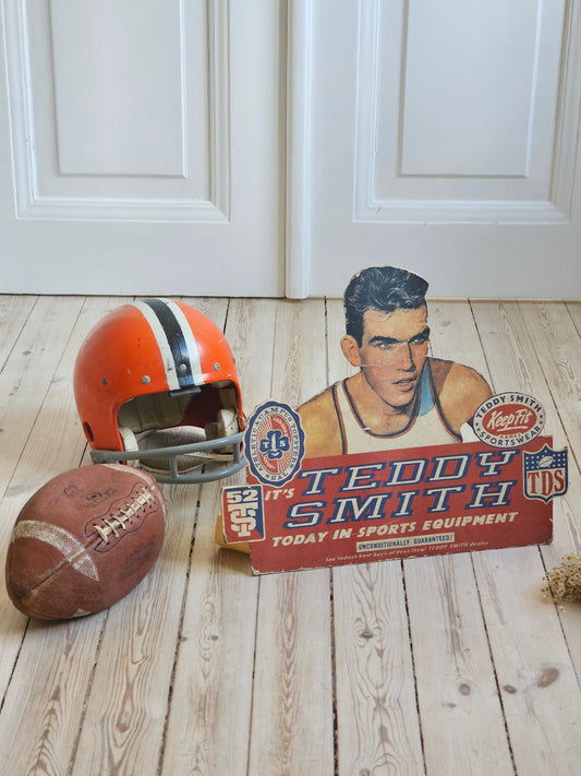 NFL kypärä, pallo ja mainos