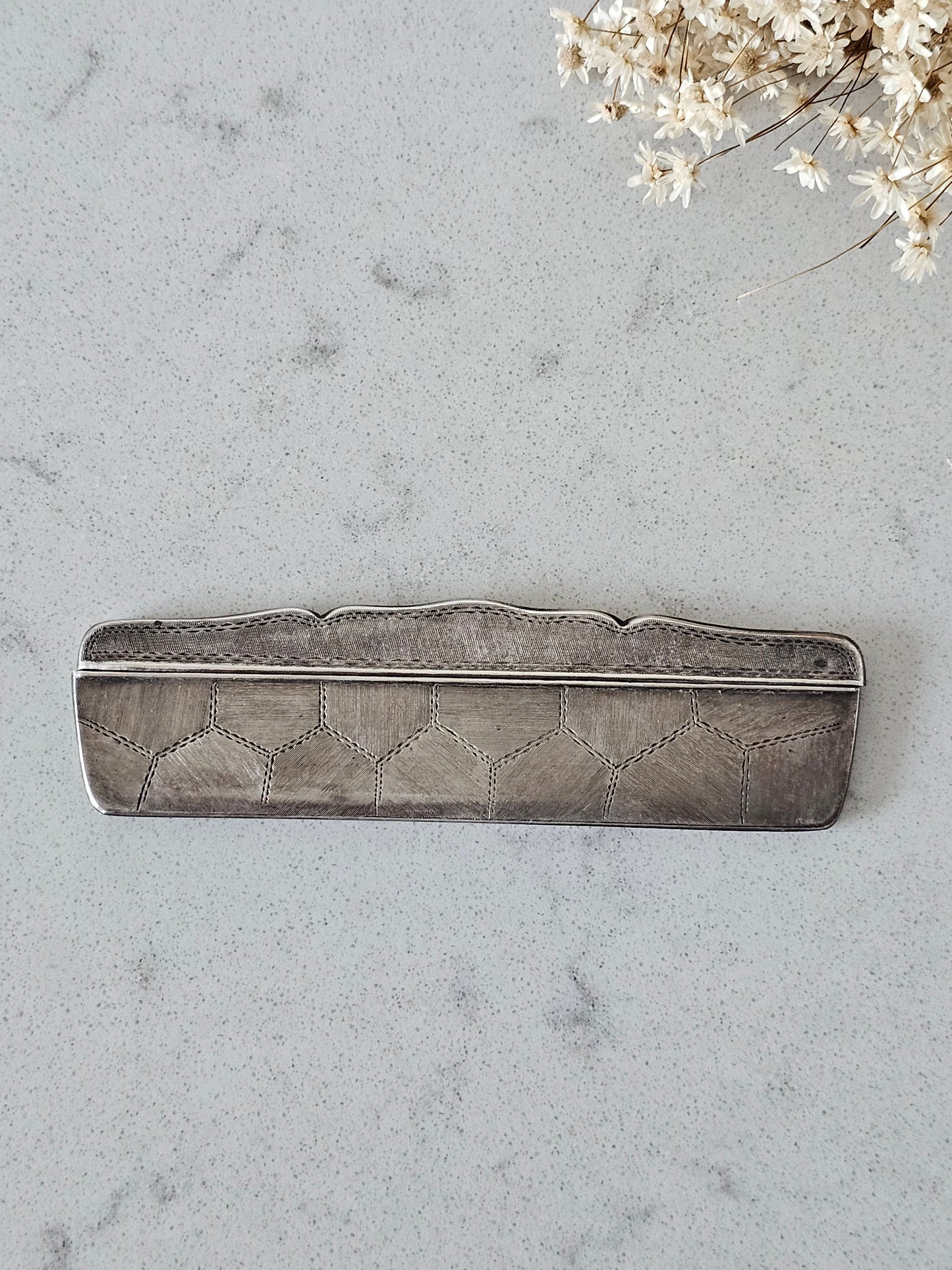 Vanha kampa suojakotelolla