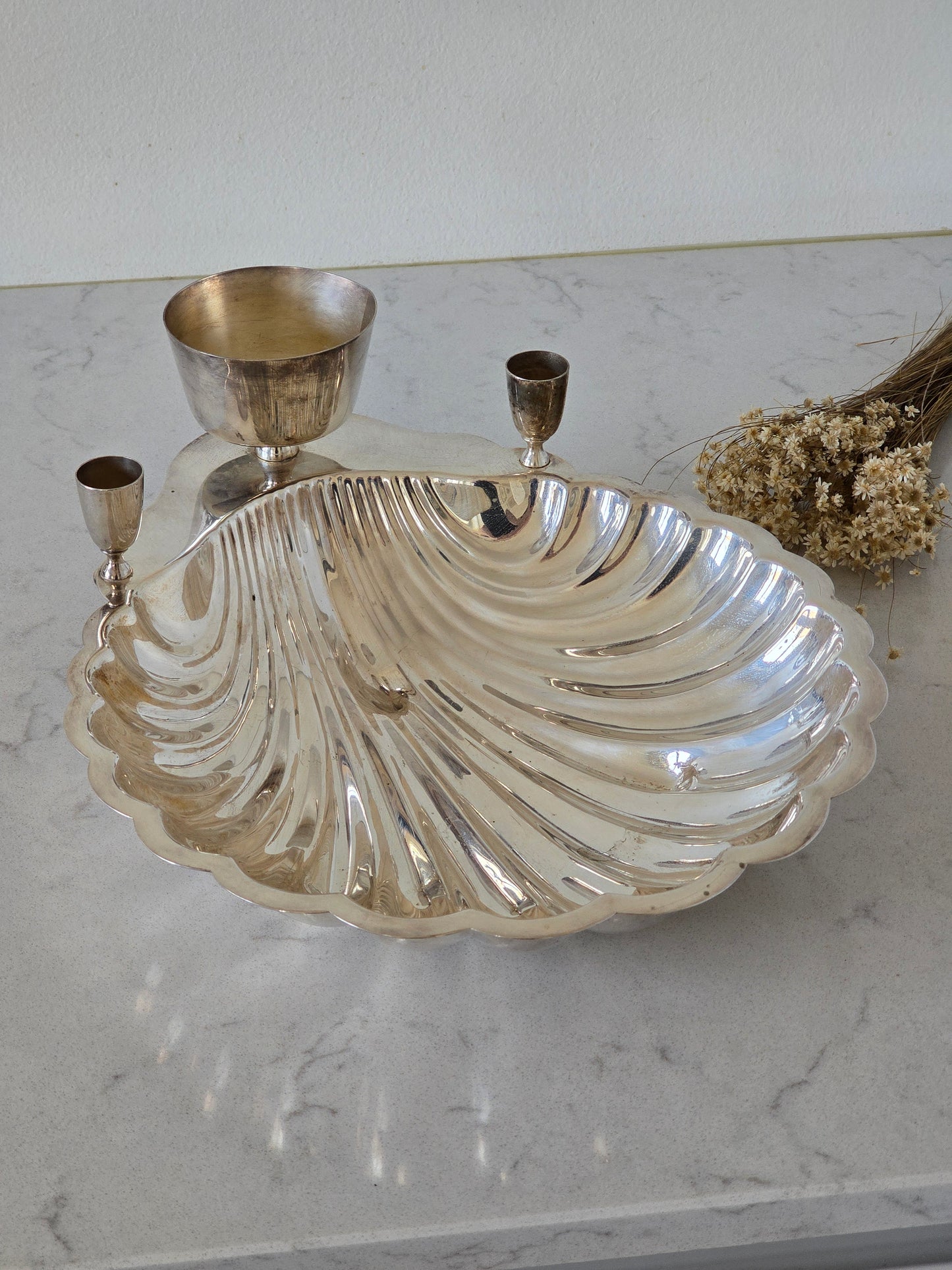 Iso simpukka-astia kulholla