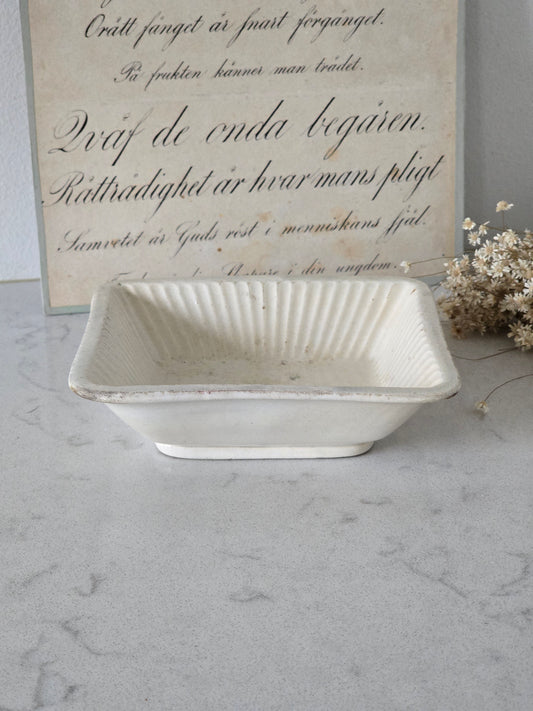 Vanha kermanvalkoinen keraaminen astia