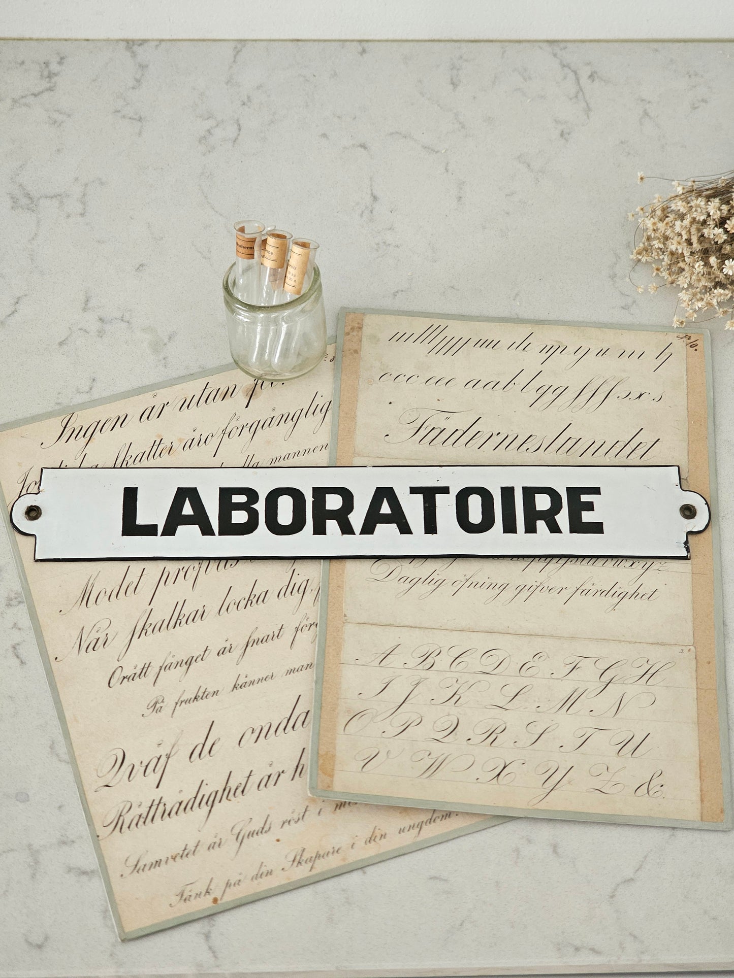 Vanha Laboratorio-emalikyltti