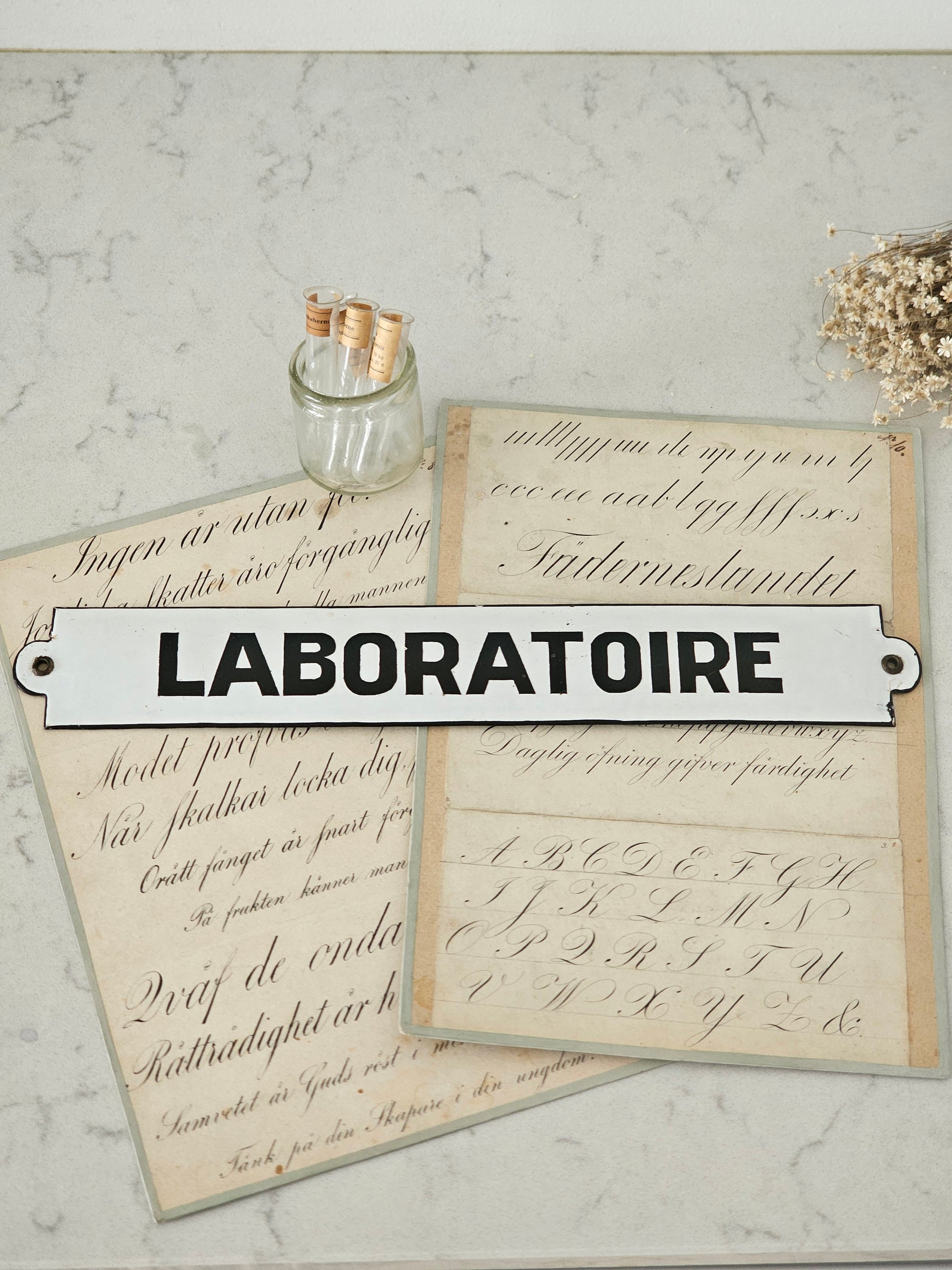 Vanha Laboratorio-emalikyltti
