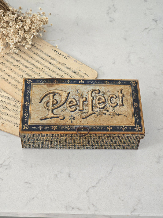 "Perfect" kohokirjaimin koristeltu leimasinlaatikko