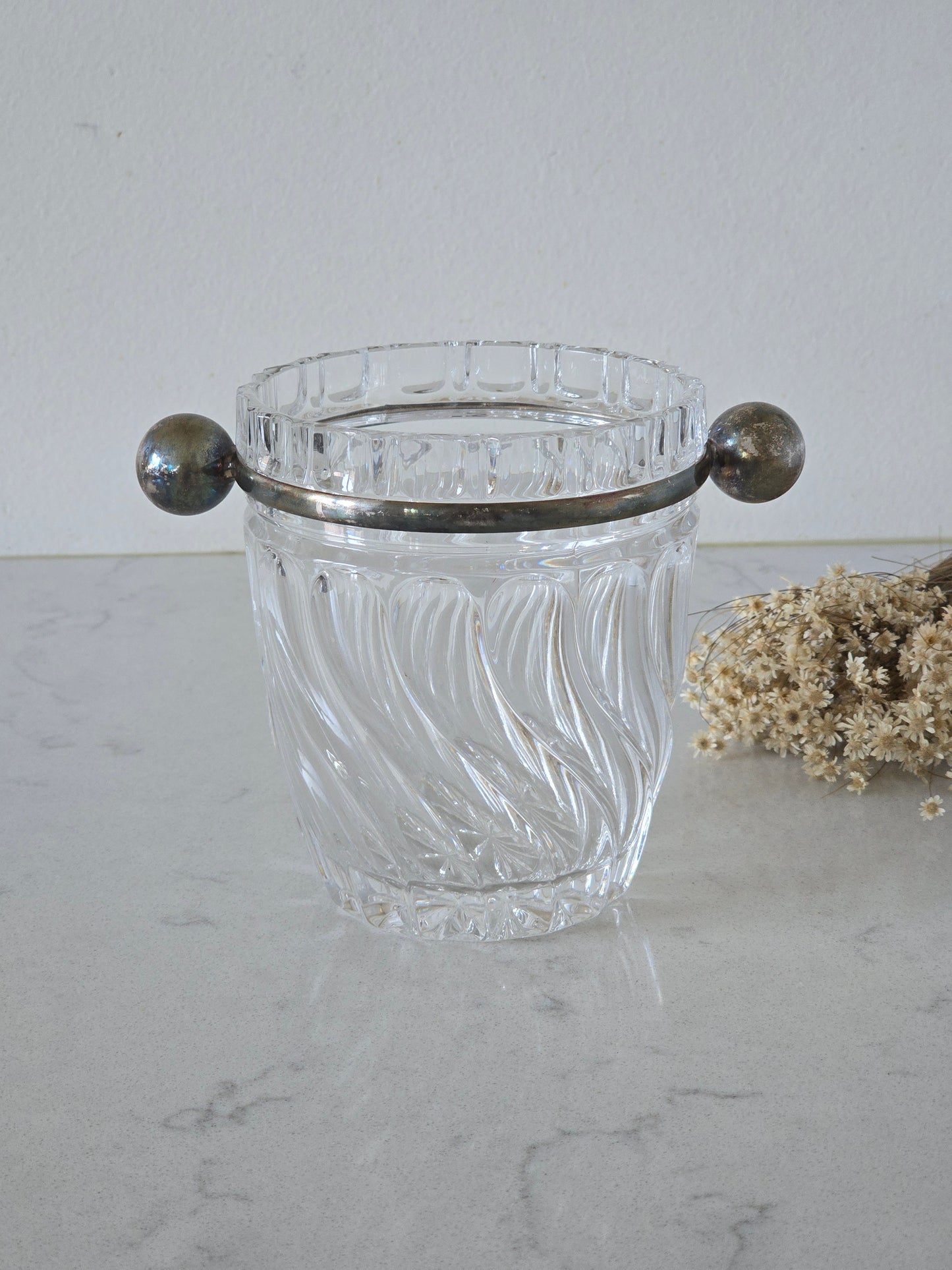 Vanha kristallinen vintage jääpala-astia