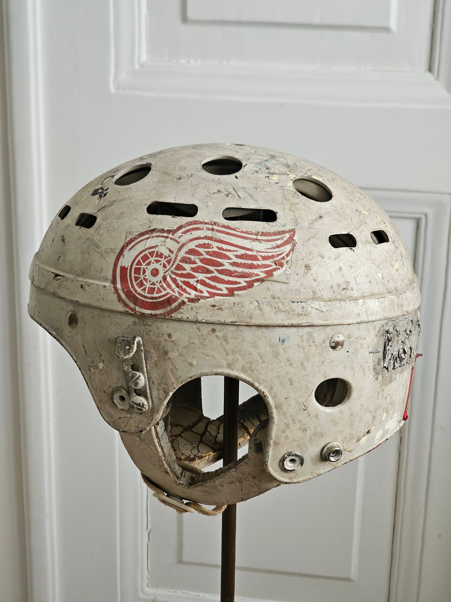Vanha vintage Detroit Red Wings jääkiekkokypärä 