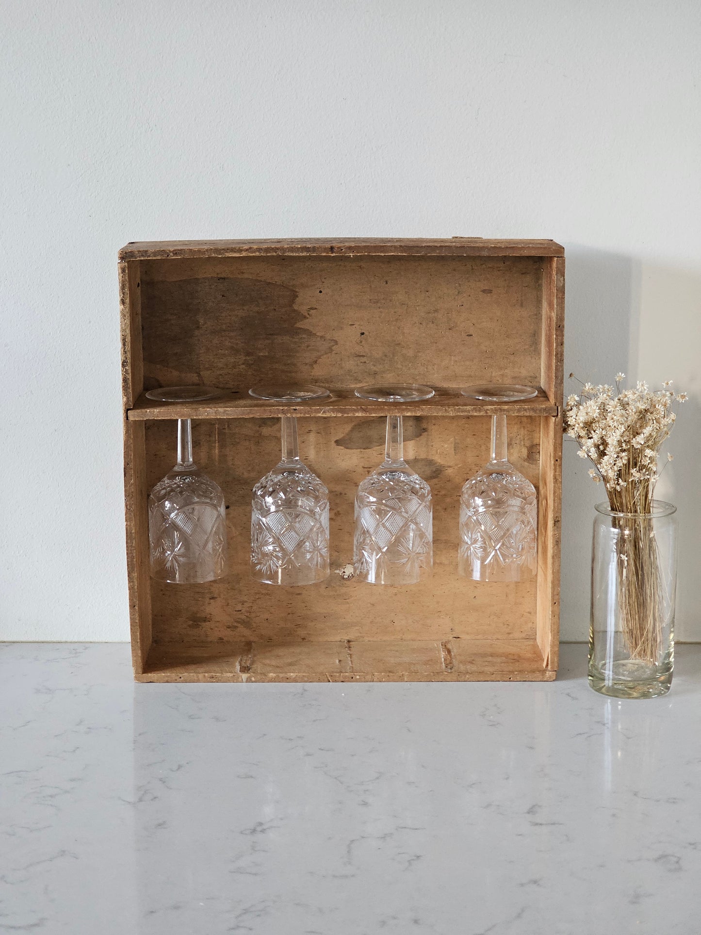 vanha italialainen viinilaatikkohylly