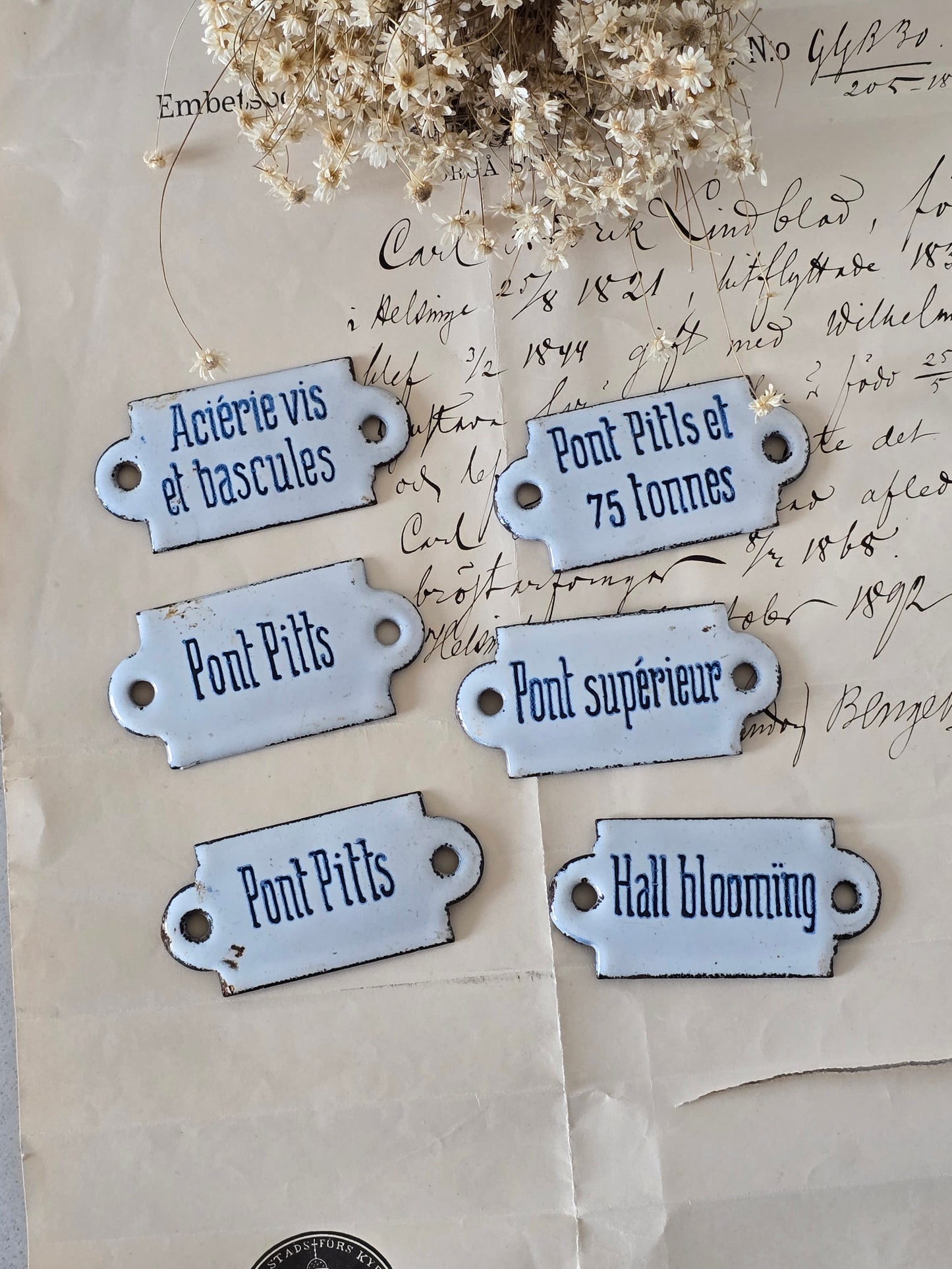 vanhoja ranskankielisiä emalikylttejä