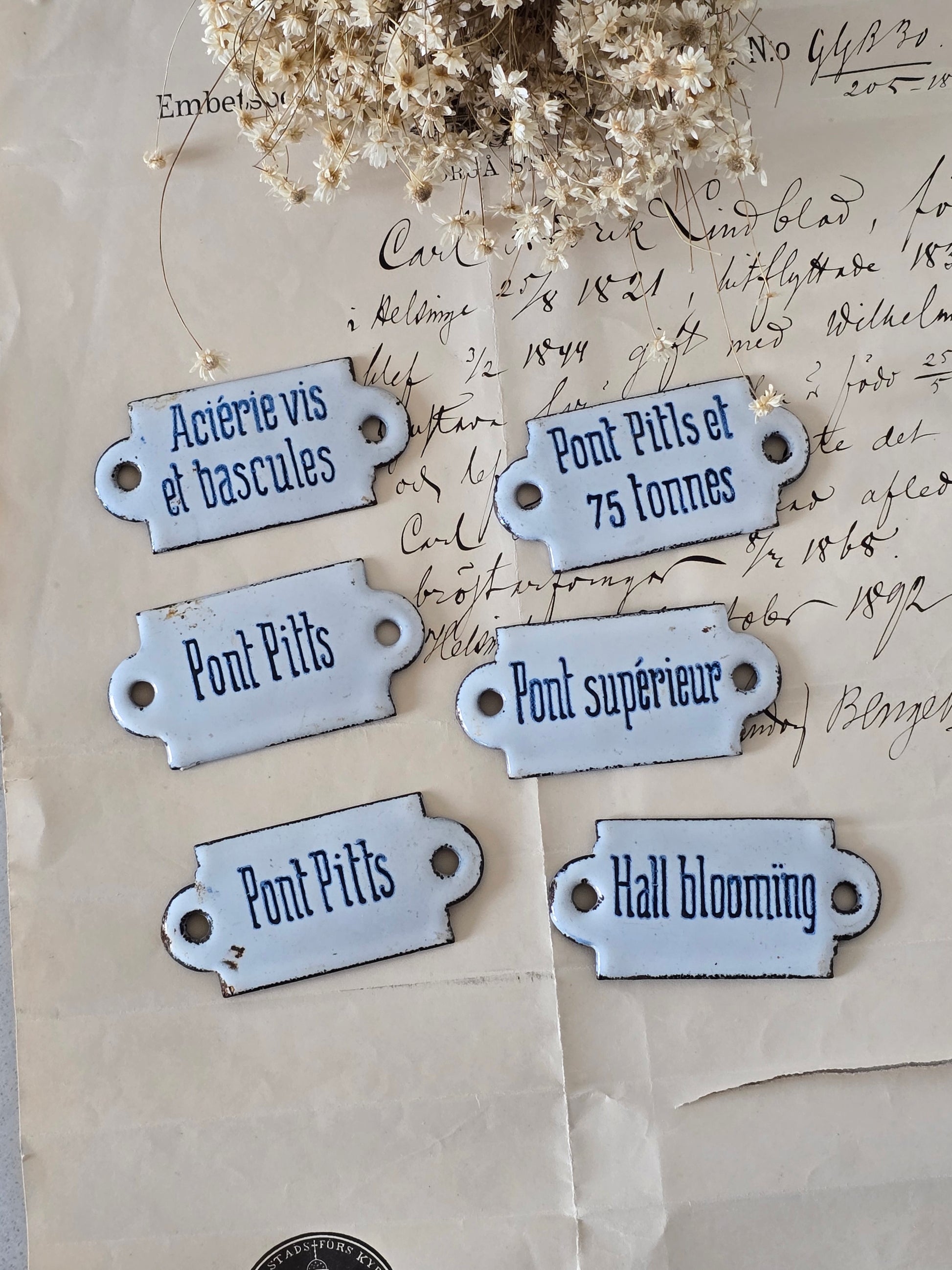 vanhoja ranskankielisiä emalikylttejä